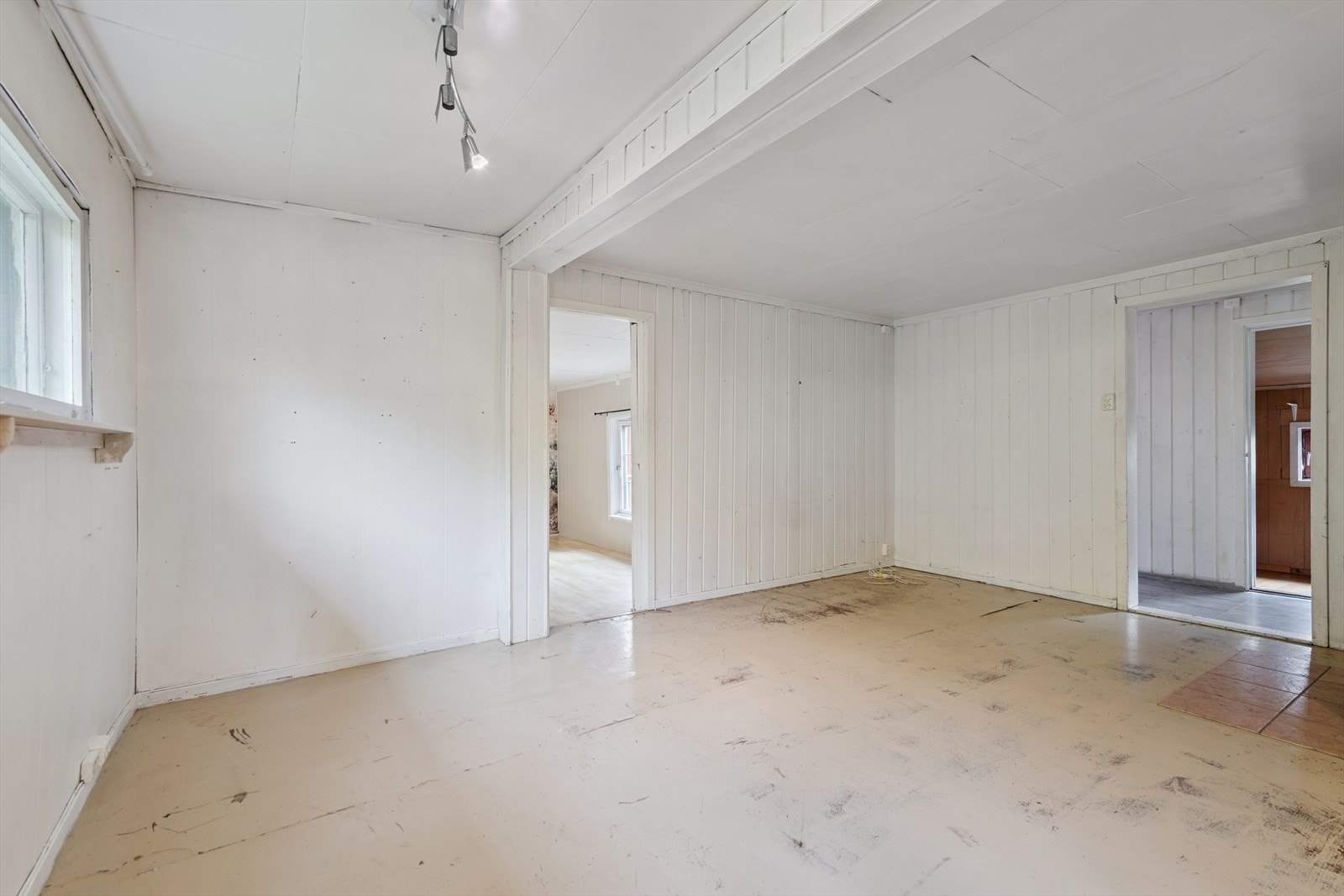 Stue med lysmalte flater. Galleribilde