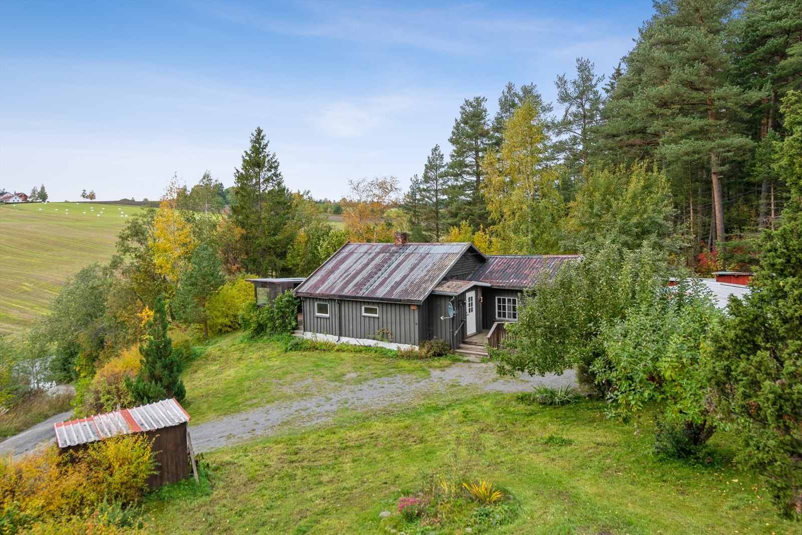 Gruset adkomst og parkering. Galleribilde