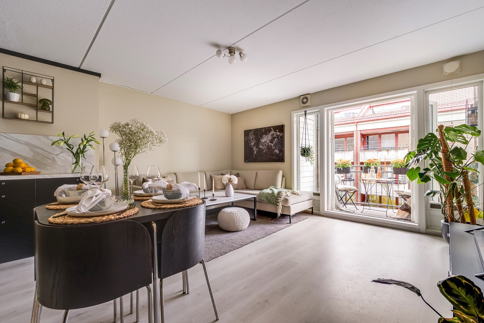 Leiligheten har gjennomgående og sosial planløsning, bestående av entré, bad, soverom, innvendig bod, stue og åpen kjøkkenløsning. Galleribilde