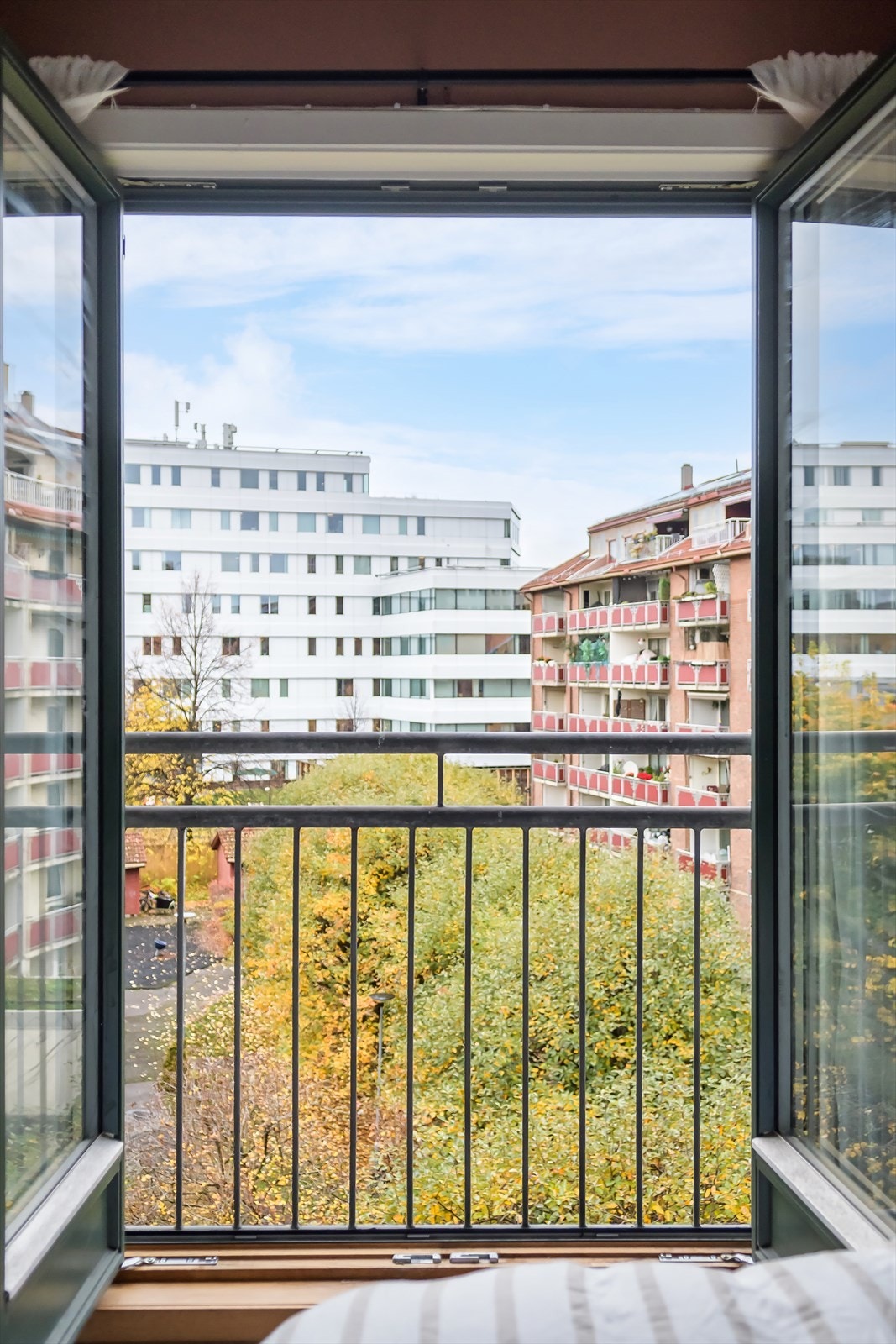 Soverommet vender mot bakgård og har fransk balkong. Galleribilde
