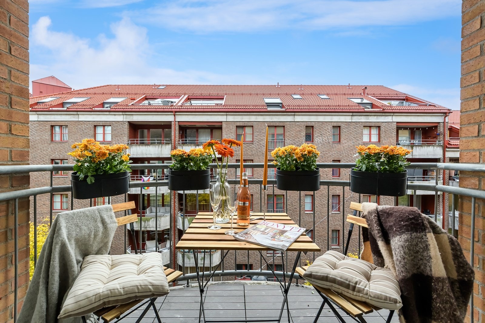 Velkommen til en lys og innbydende 2-roms med urban og sentral beliggenhet på Grønland! Motzfeldts gate 8 presenteres av Caroline Ephraim v/Nordvik. Galleribilde