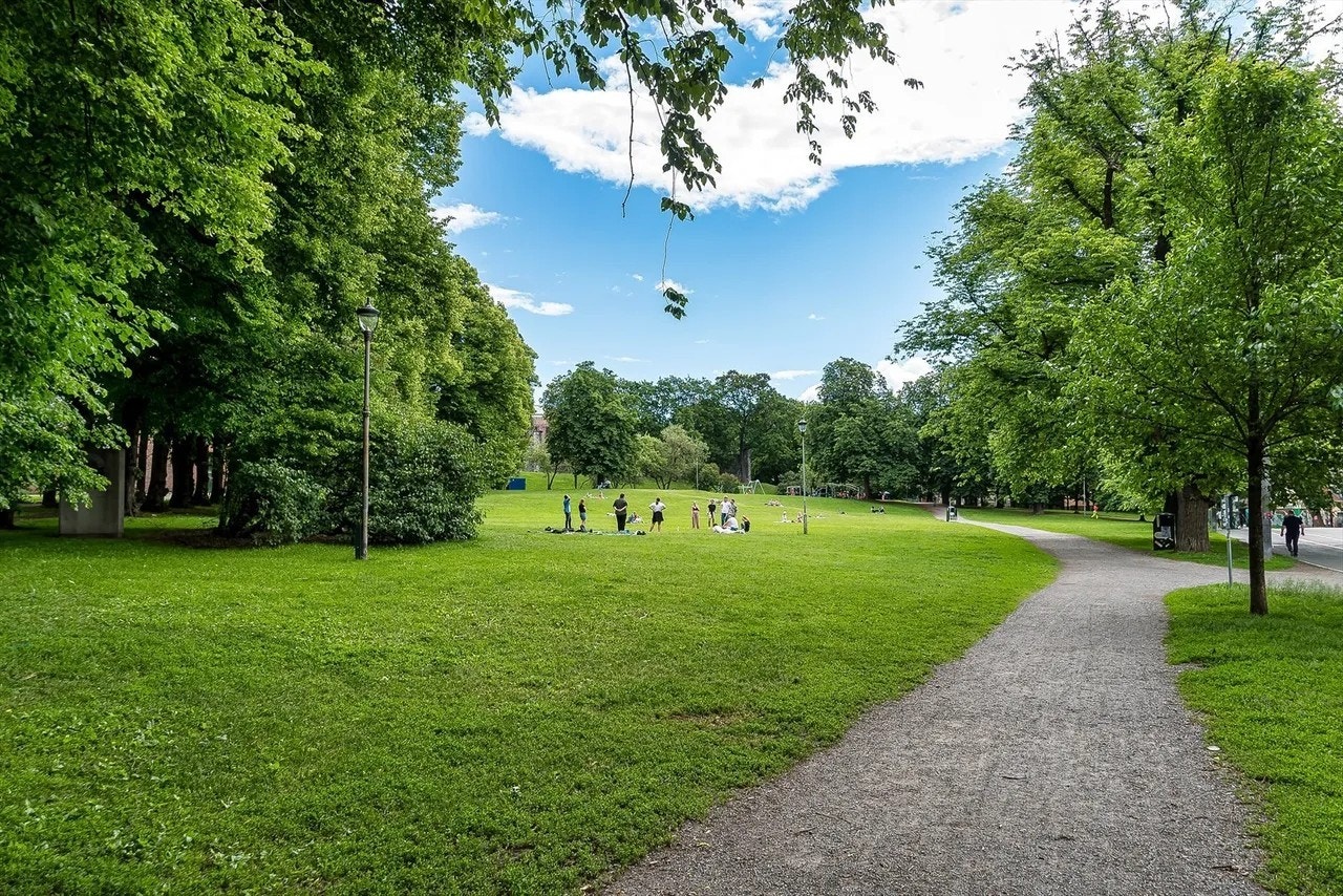 Her bor man sentral, med nærhet til mange grøntområder som Klosterenga skulpturpark, Vålerenga, Middelalderparken, Ekeberg, Tøyen parken, Botanisk hage og Svartdalsparken. Galleribilde