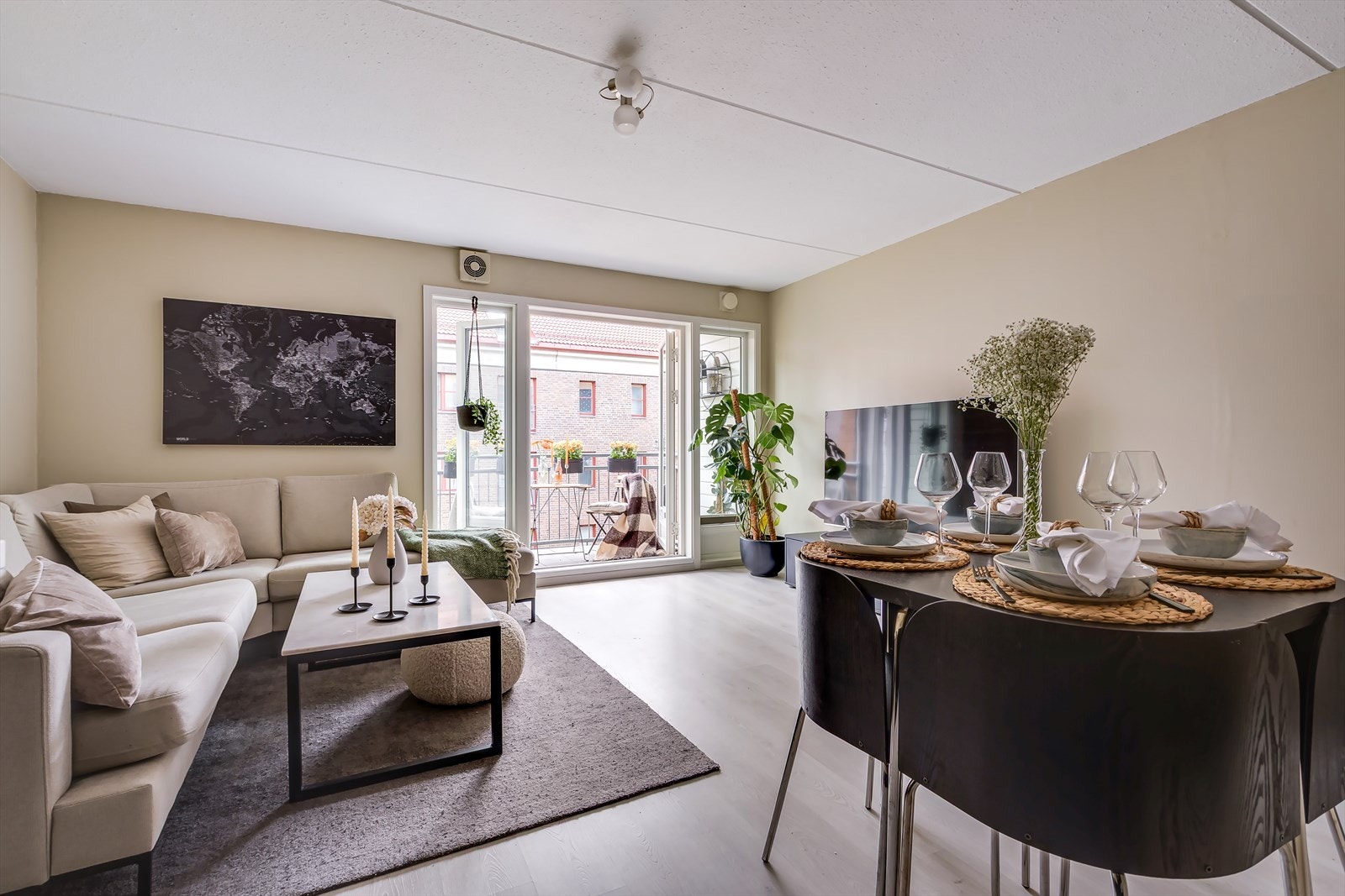 Lys og innbydende stue med store vindusflater og behagelig romfølelse. Galleribilde