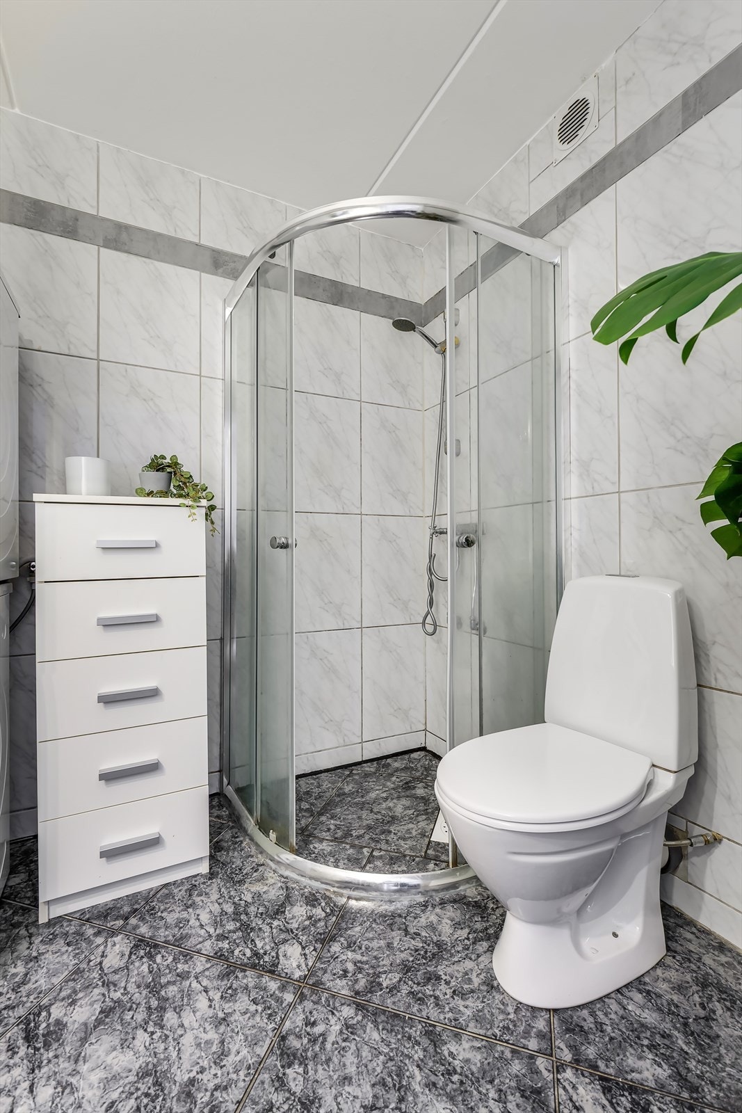 Det er opplegg for vaskemaskin/tørketrommel og det er tilkoblet et vannklosett. Galleribilde