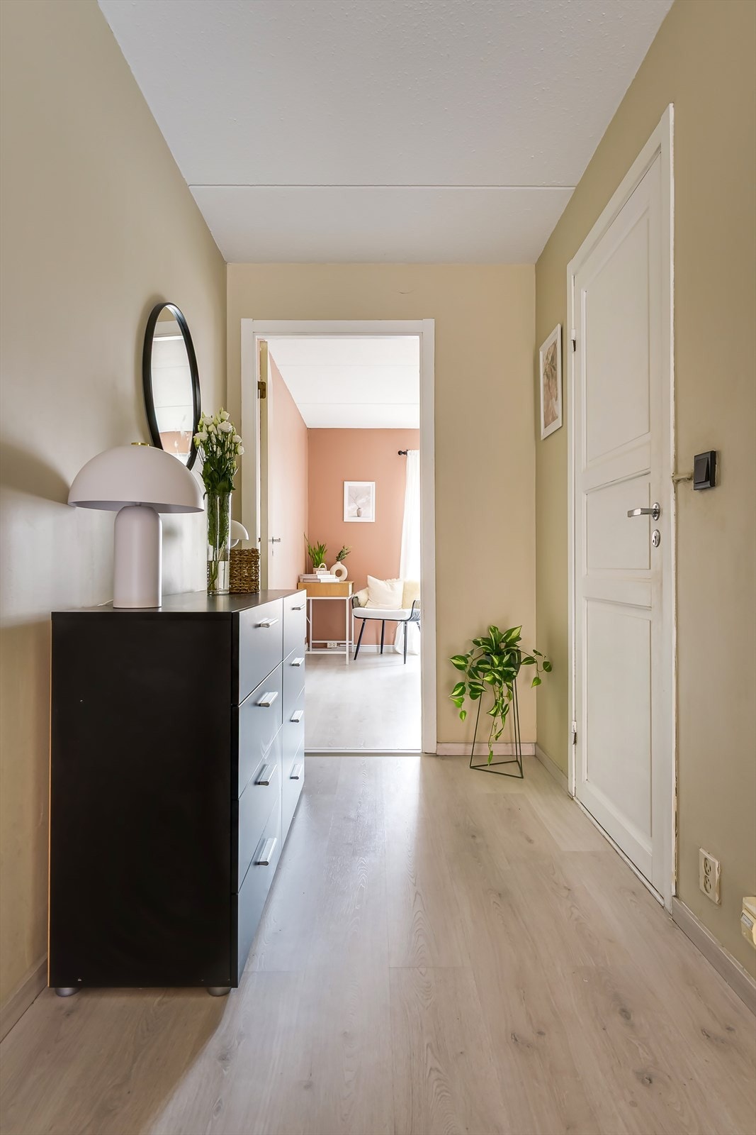 I entréen er det god plass til å innrede med diverse oppbevaring for yttertøy og sko. Galleribilde
