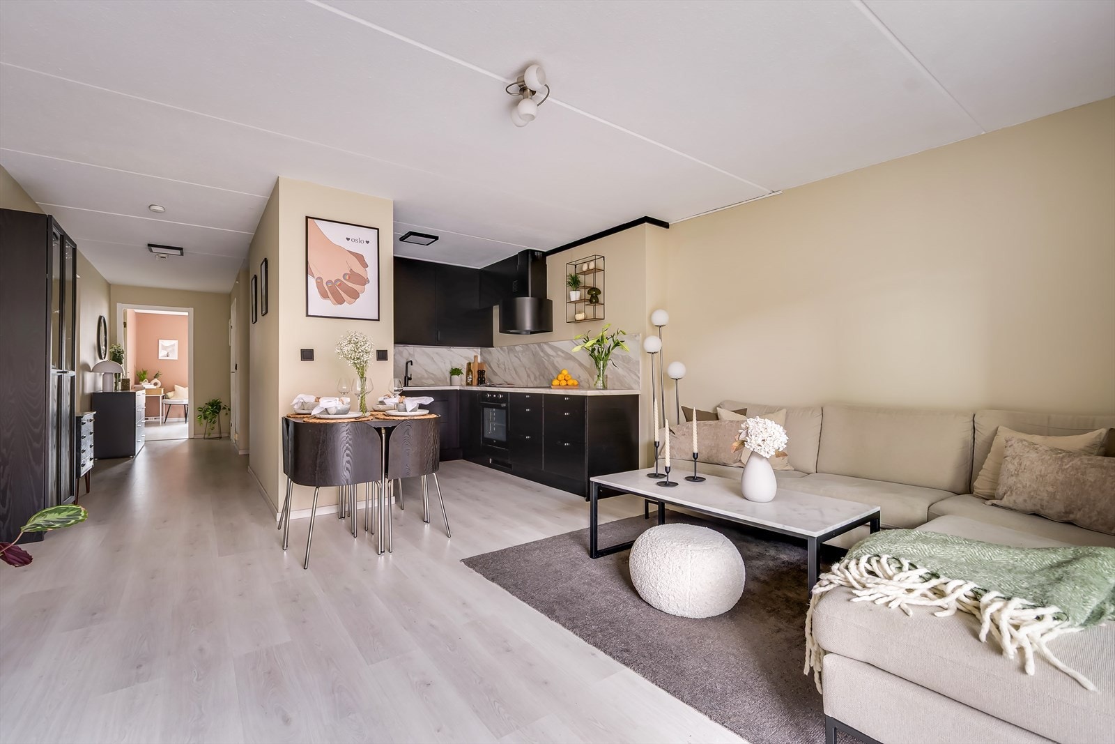Stor stue med plass til å innrede med sofa og spisebord. Galleribilde