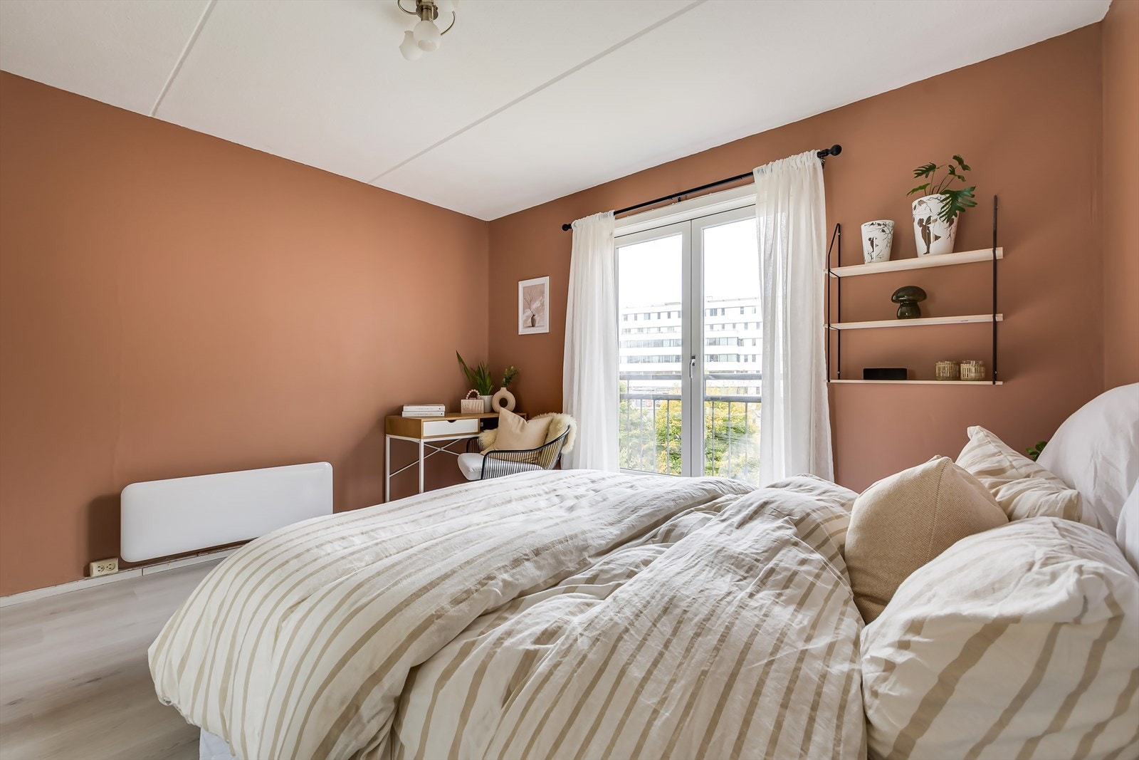 Soverommet har god plass til dobbeltseng, garderobe, skrivebord og mer. Galleribilde