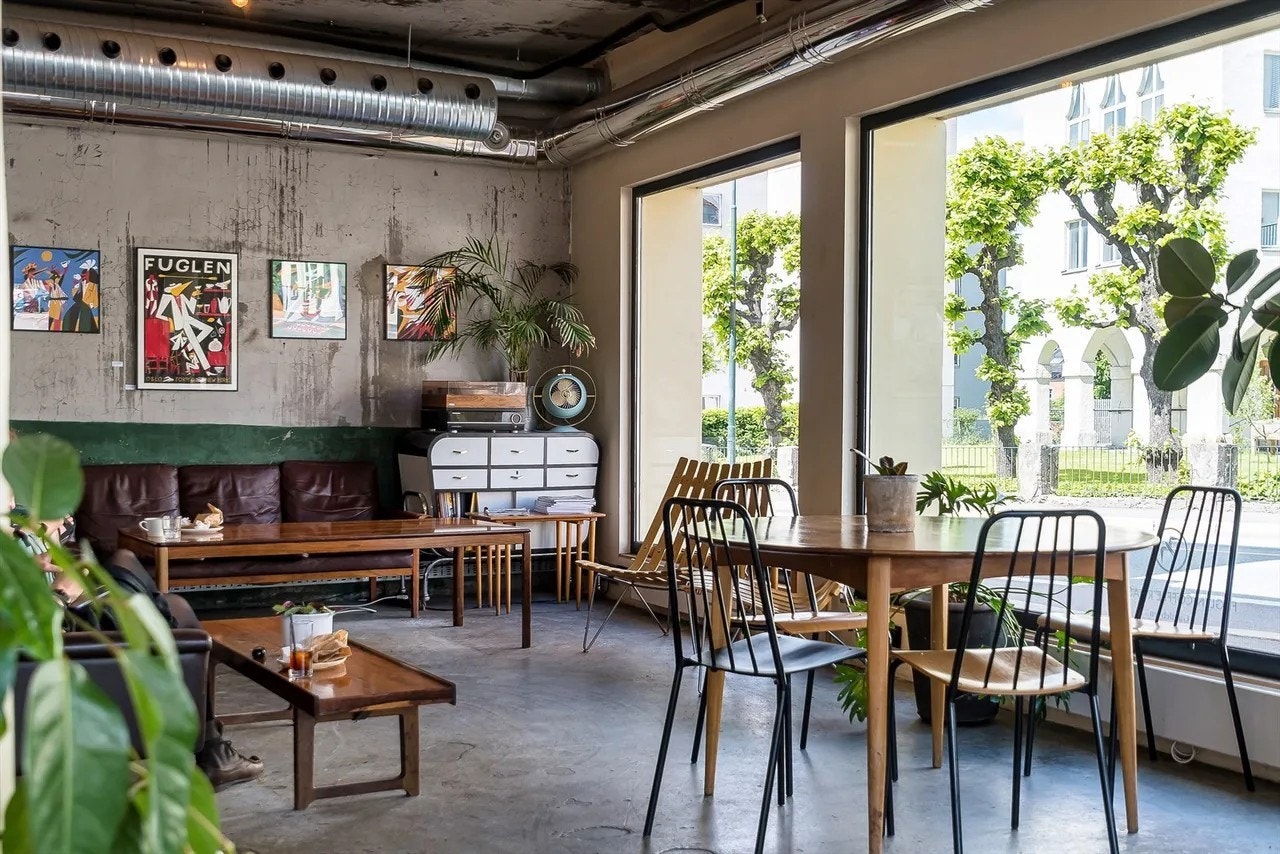 Nærhet til Bjørvika, flere matbutikker, restauranter (ZZ pizza, Fuglen og Galgen er populært). Kampen som har blomsterforretning og kafeer. Galleribilde