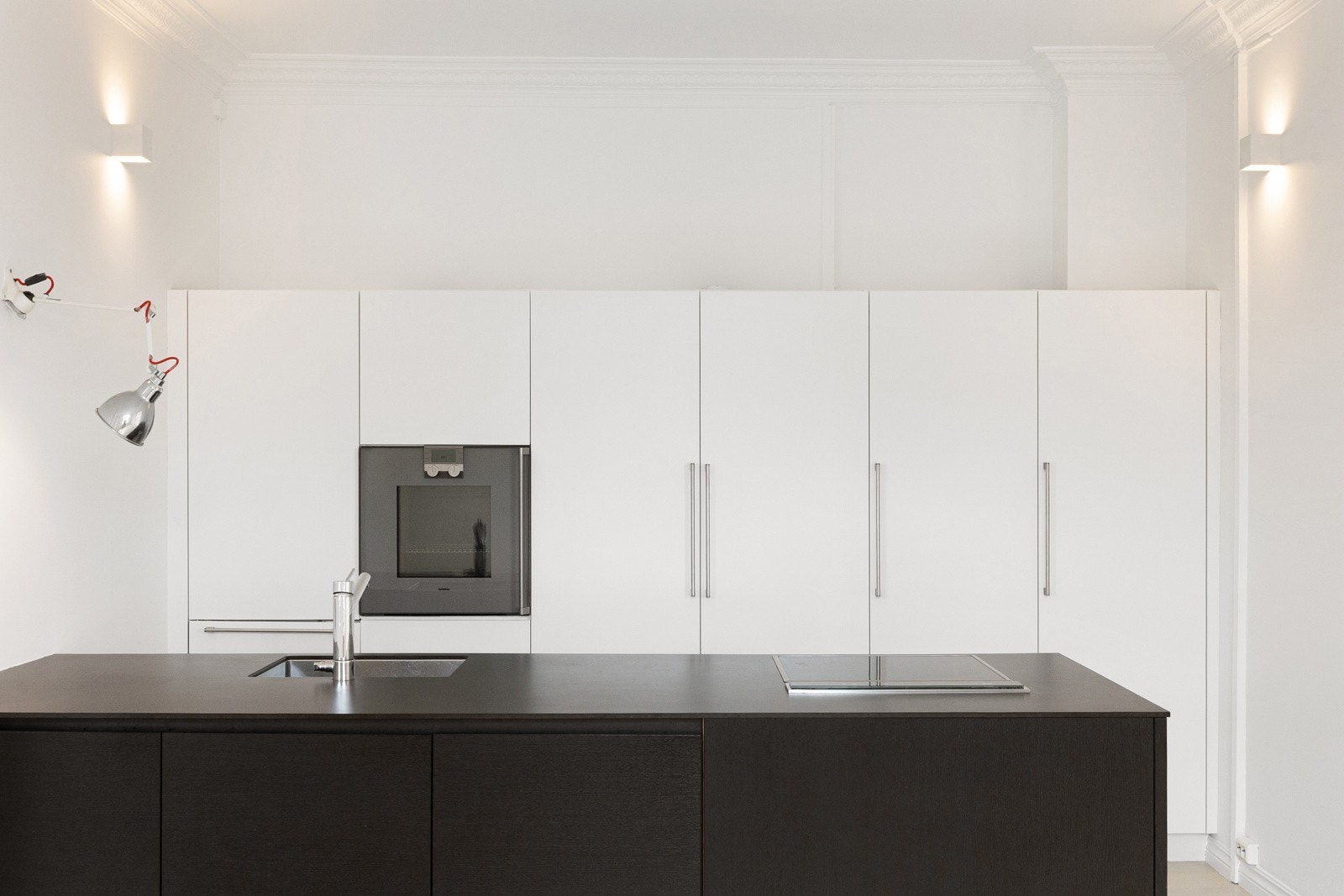 Bak kjøkkeninnredningen er det en romslig, innvendig bod (se plantegning). Adkomst via ene døren (skapet) på kjøkkenet Galleribilde