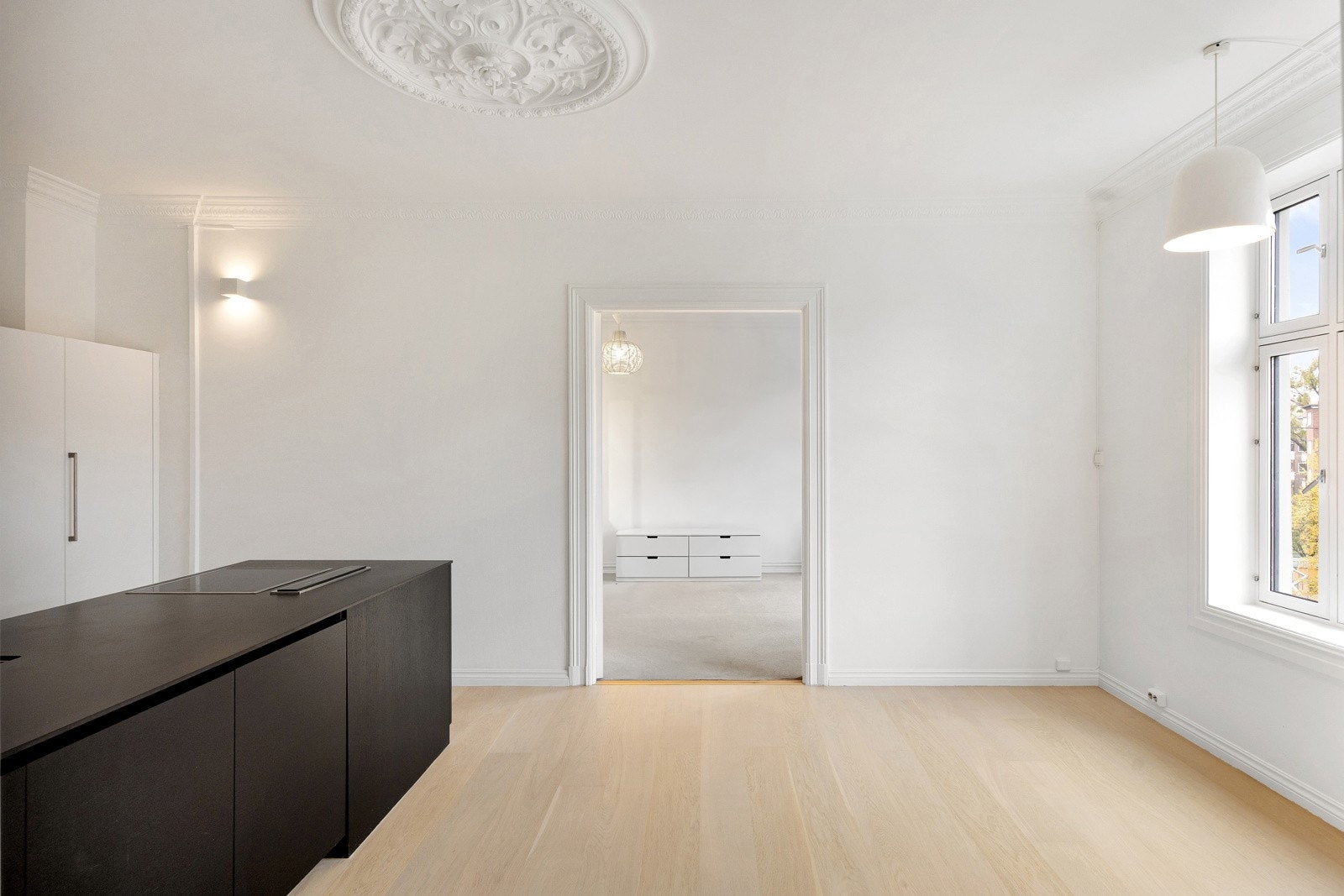 Leiligheten inneholder entré, gang, 3 soverom, kjøkken/spisestue, stue og 2 baderom. Galleribilde