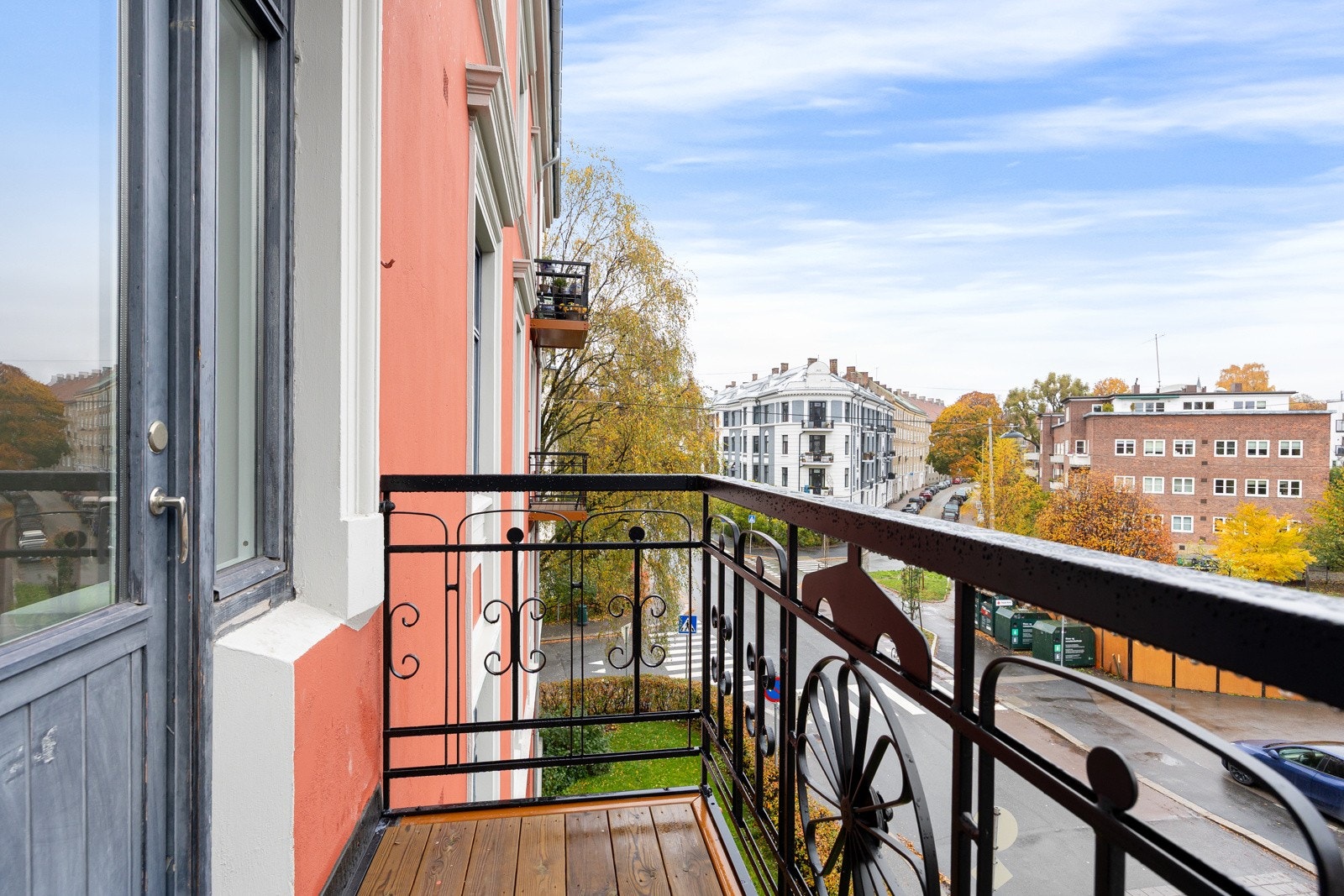 Fra stuen er det adkomst til en nordøstvendt balkong. Galleribilde