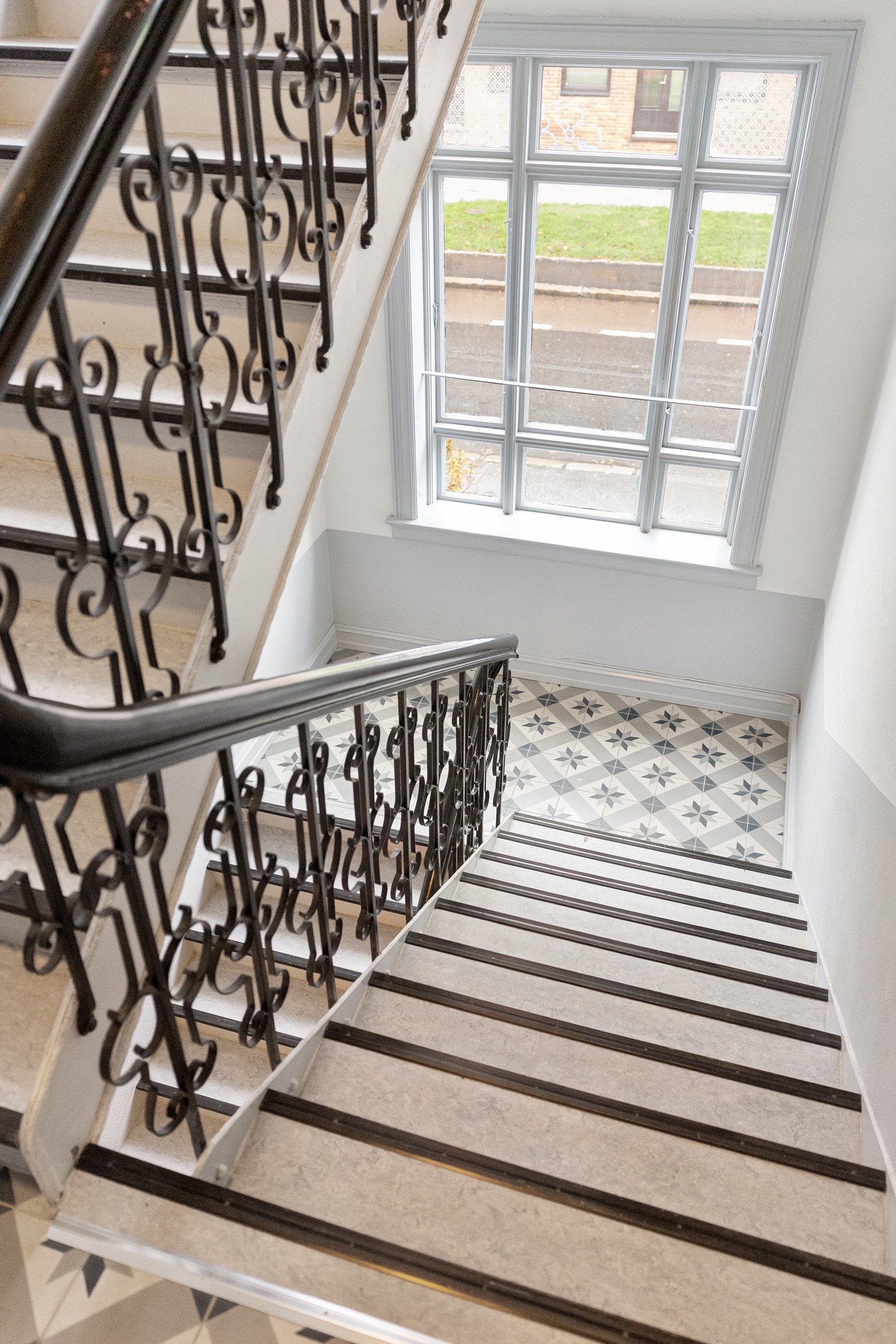 Klassiske detaljer i felles trappegang. Galleribilde