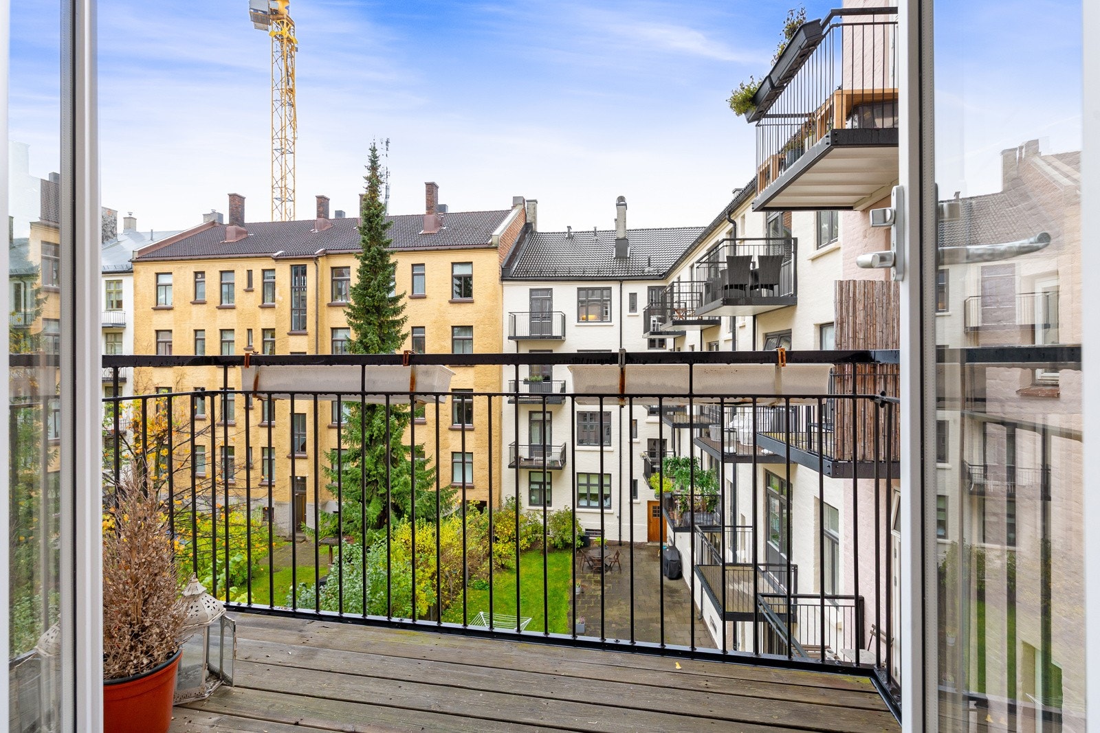 Sydvestvendt balkong med adkomst fra soverom 2. Galleribilde