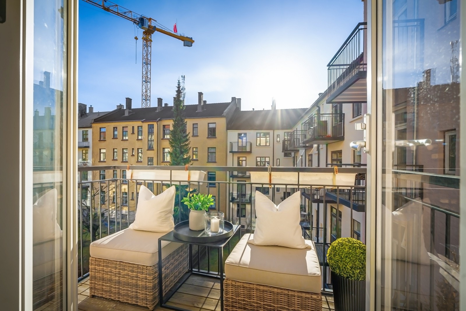 Sydvestvendt balkong med adkomst fra soverom 2. Galleribilde