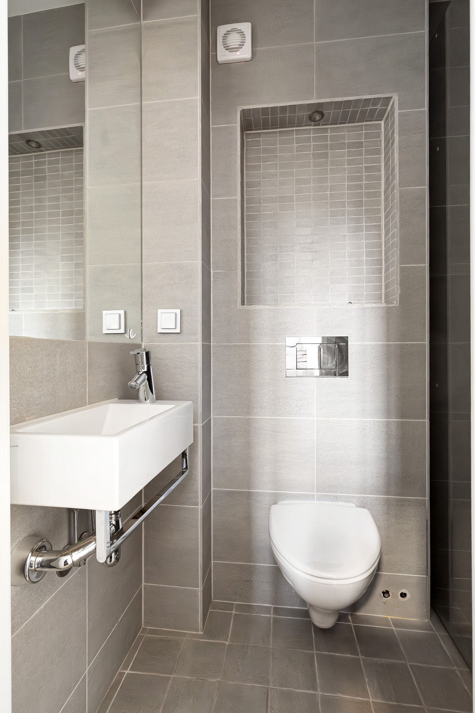 Baderom 2 har adkomst fra entré. Renovert i 2013. Galleribilde