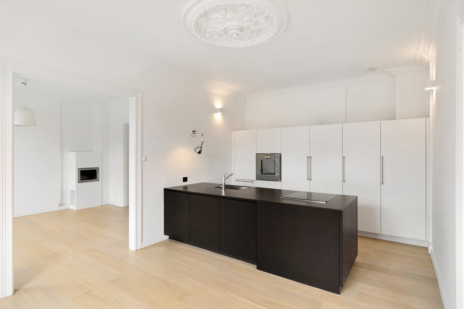 Romslig kjøkken med spiseplass og fin kjøkkenøy som bidrar til en sosial sone. Galleribilde