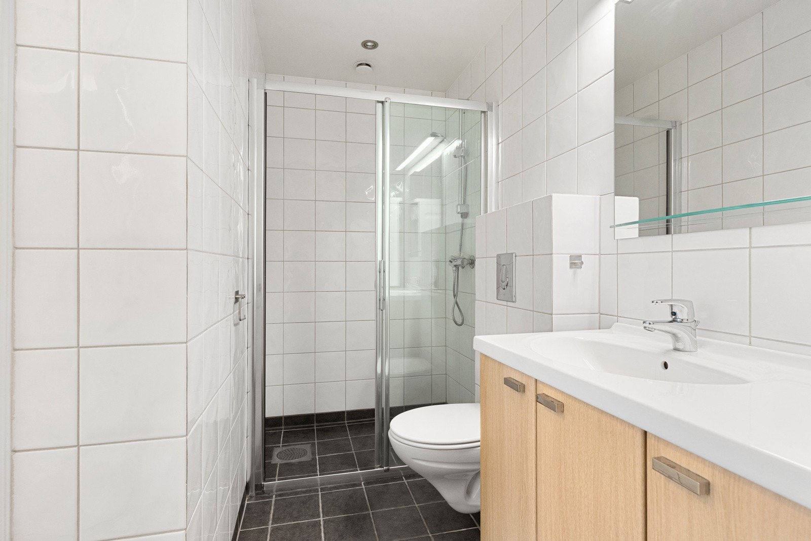 Flislagt baderom av god størrelse. Galleribilde