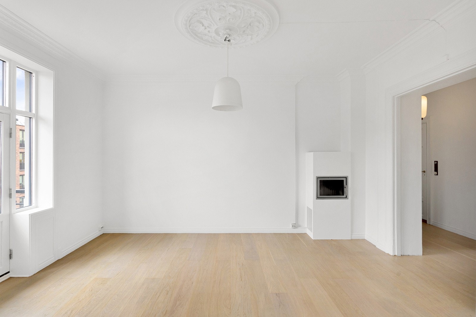 Generøs himlingshøyde på 2,95 meter med original stukkatur og vakre rosetter. Galleribilde