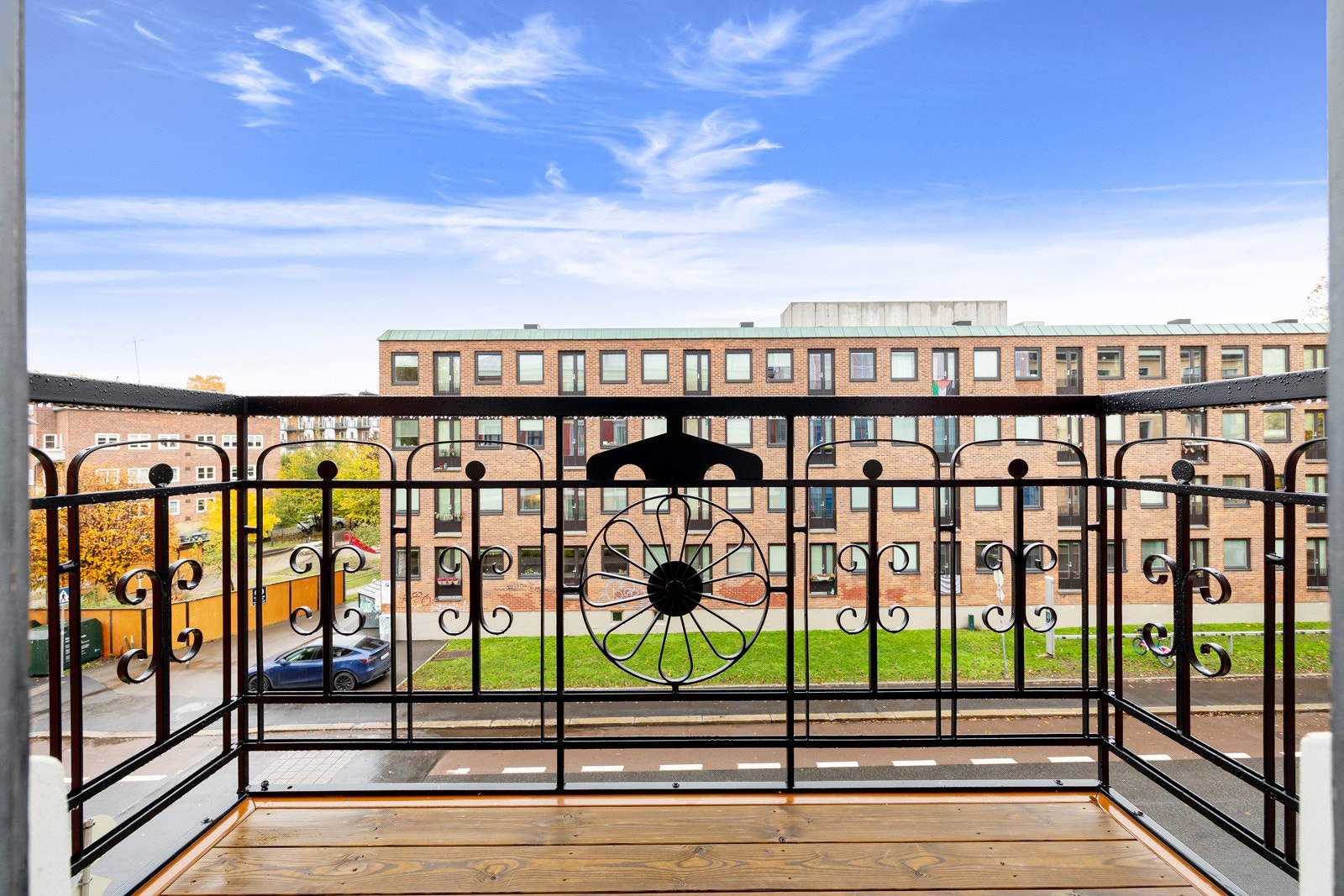 Stor og lys selveierleilighet i klassisk bygård. To baderom, to solrike balkonger og bra planløsning. Galleribilde