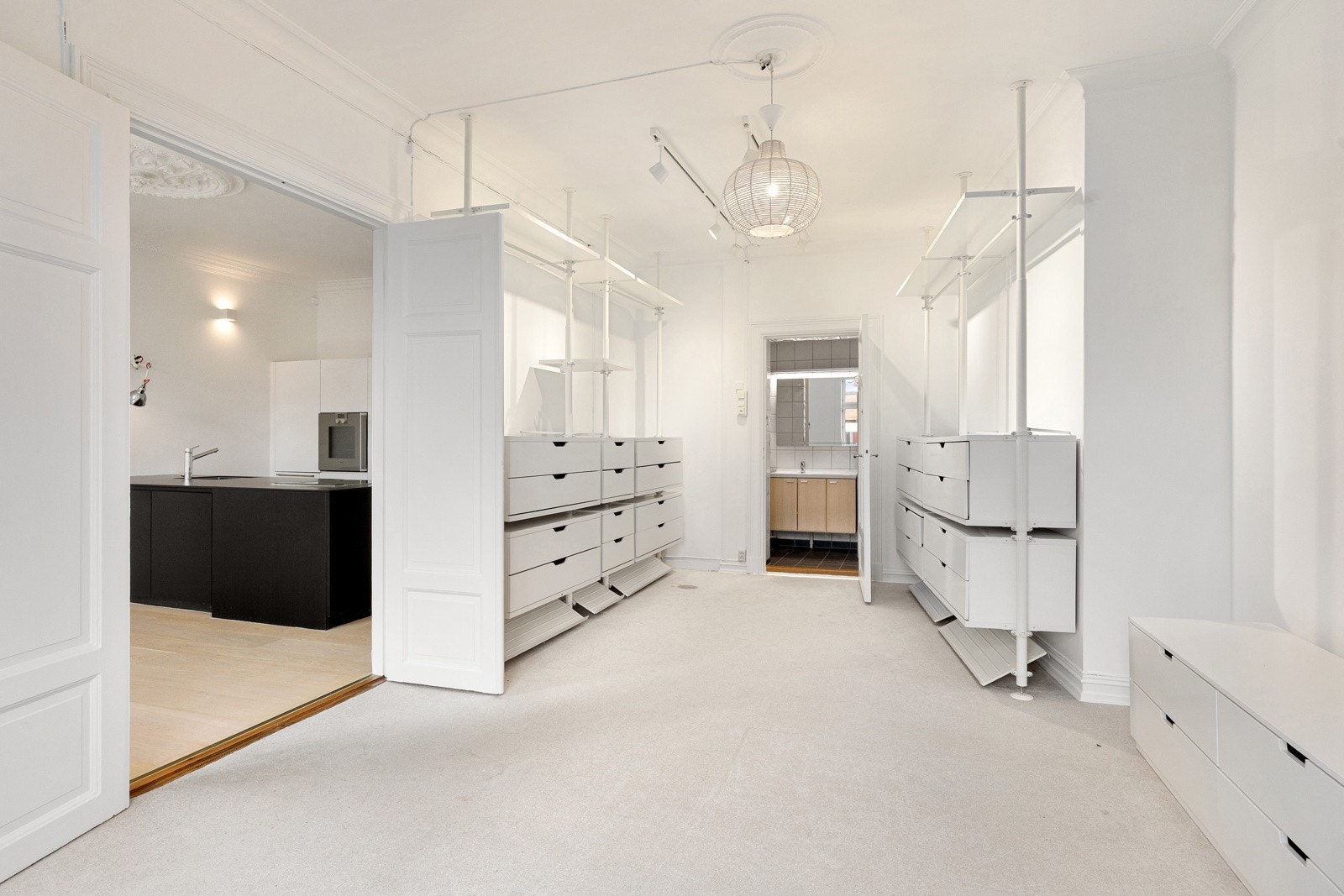 Romslig soverom med åpen garderobe og direkte adkomst til et av leilighetens to baderom. Galleribilde