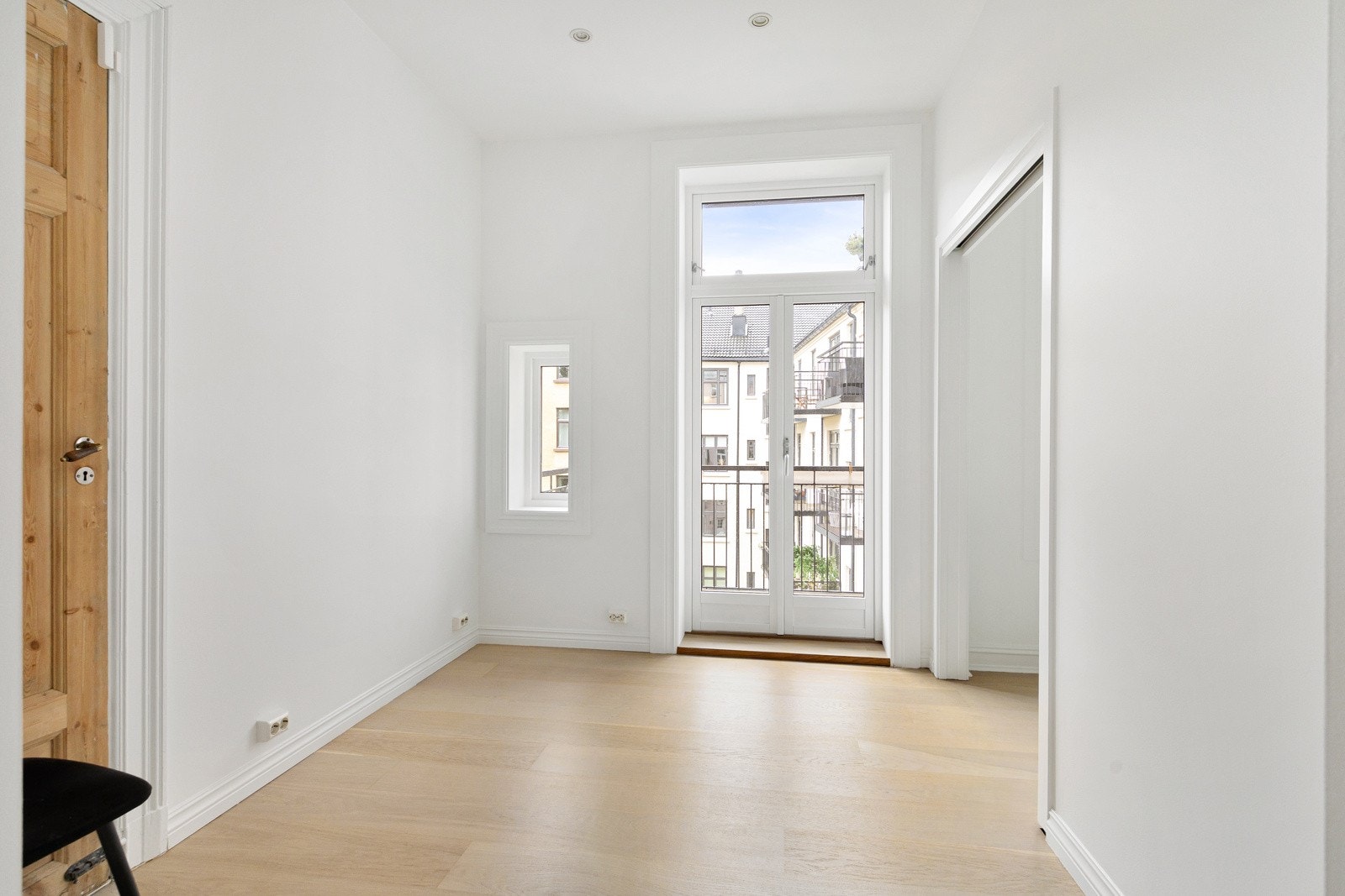 Soverom to er av god størrelse med utgang til balkong. Rommet vender mot indre gårdsrom. Galleribilde