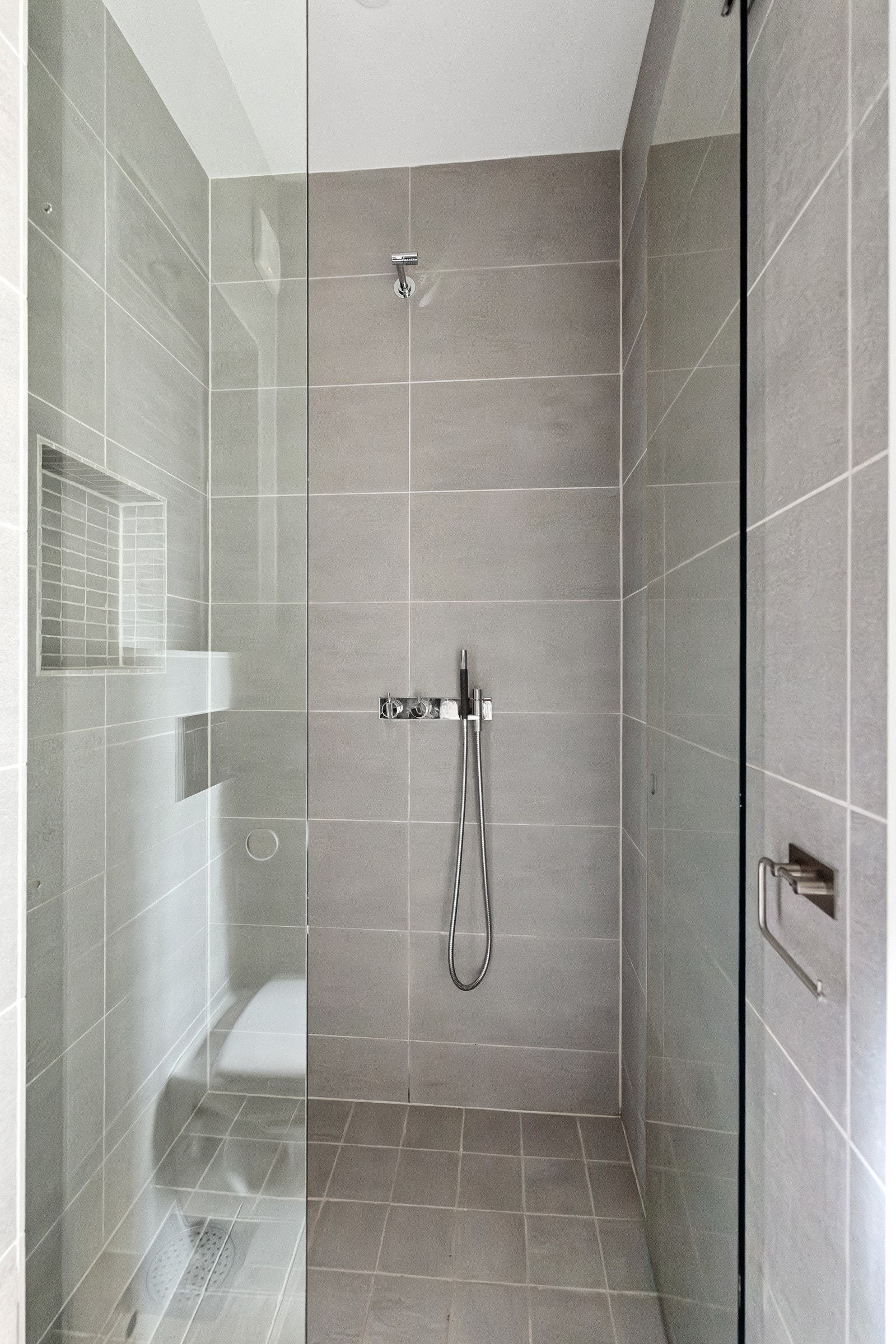 Fint baderom med dusjnisje, WC og servant. Galleribilde