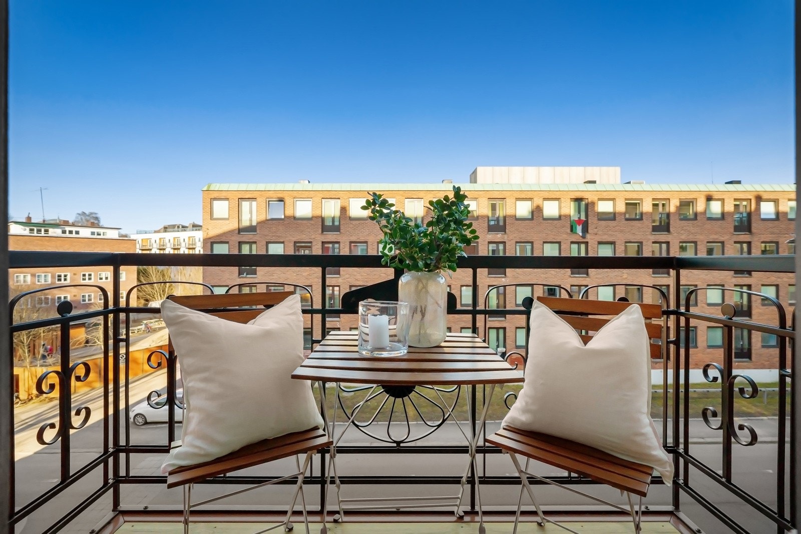 Lys og romslig selveier leilighet i klassisk bygård med gjennomgående planløsning og 2 balkonger. Galleribilde