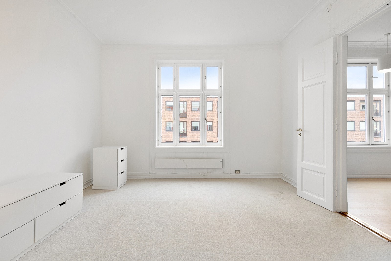 God plass til dobbeltseng, kommoder og nattbord. Galleribilde