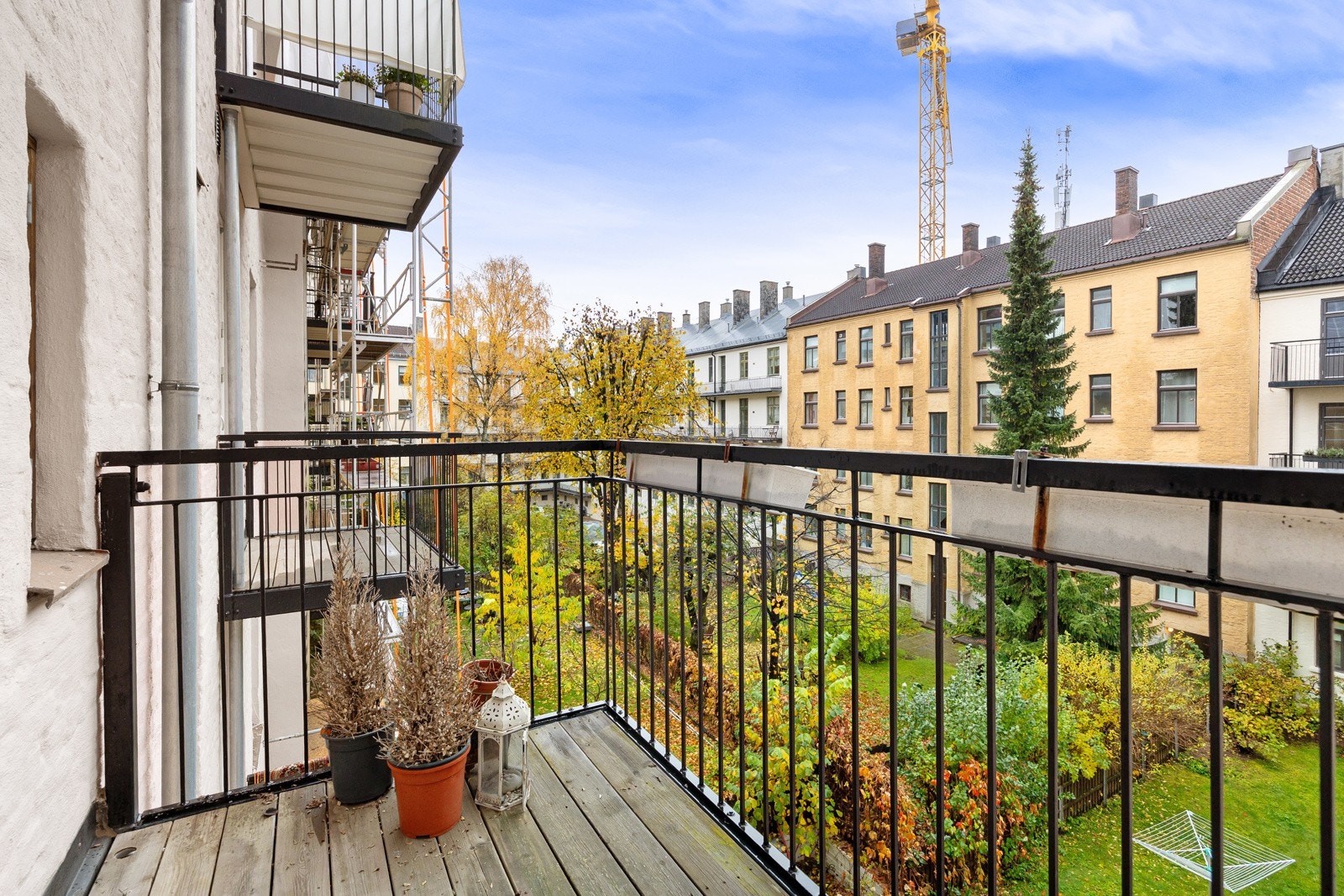 Nyere balkong med plass til utemøblement og beplantning. Galleribilde