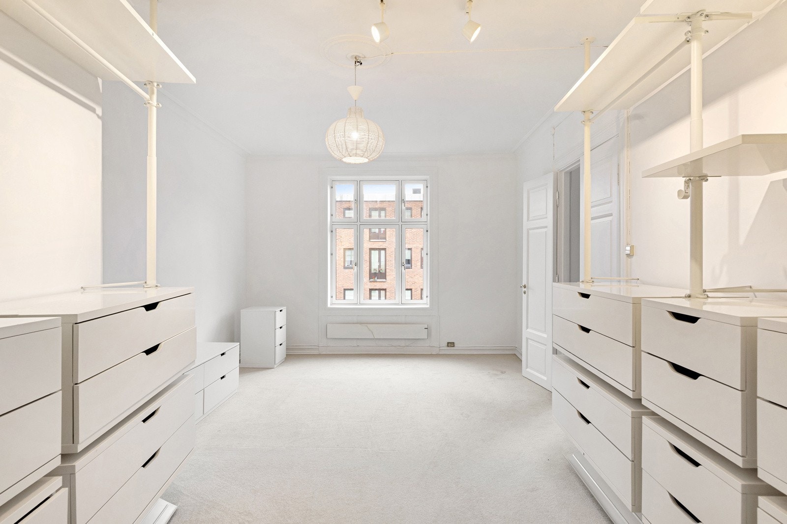 Romslig hovedsoverom med stor garderobeløsning - rikelig med oppbevaringsplass. Galleribilde