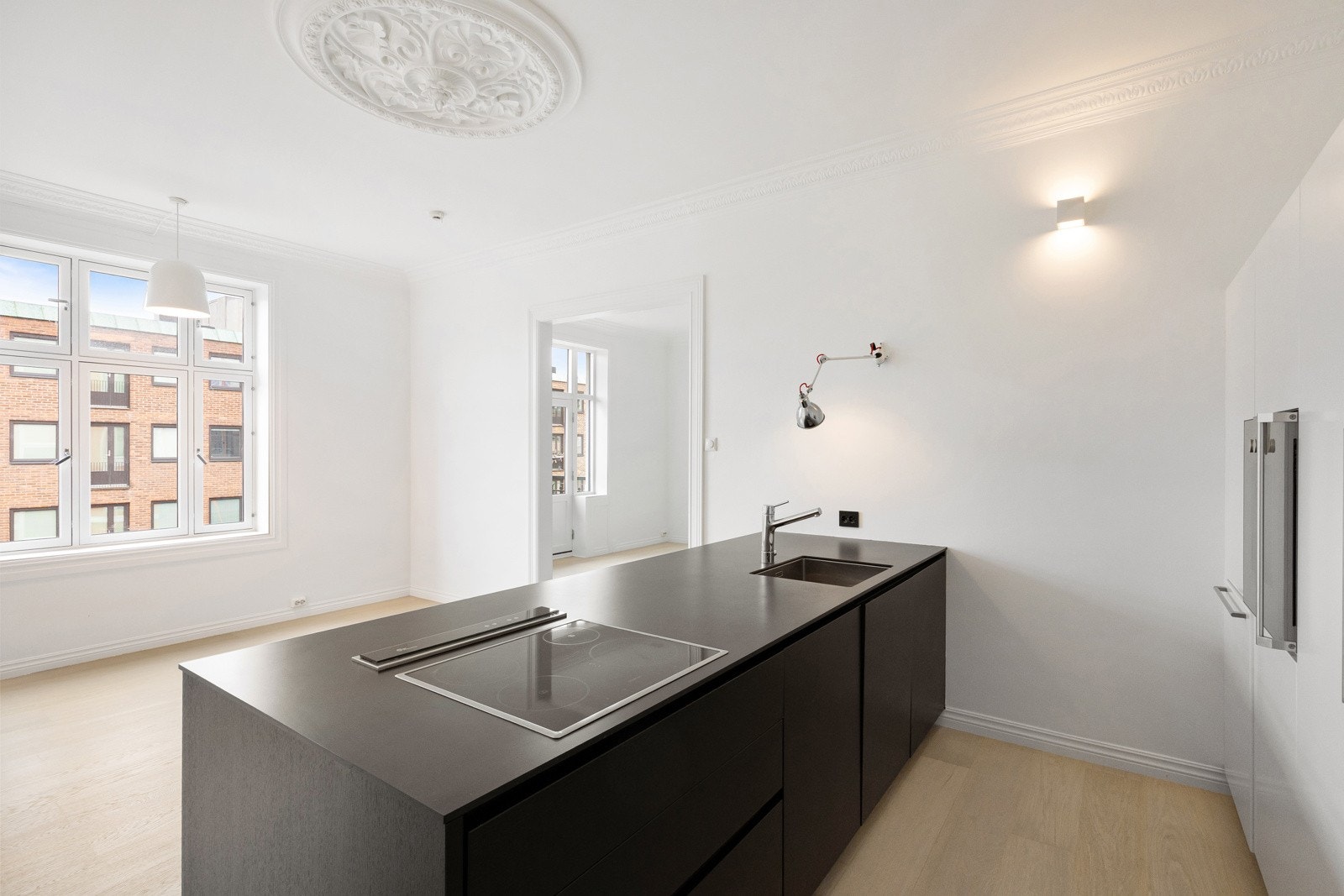 Store vindusflater med dype karmer som slipper til rikelig med naturlig lys. Galleribilde