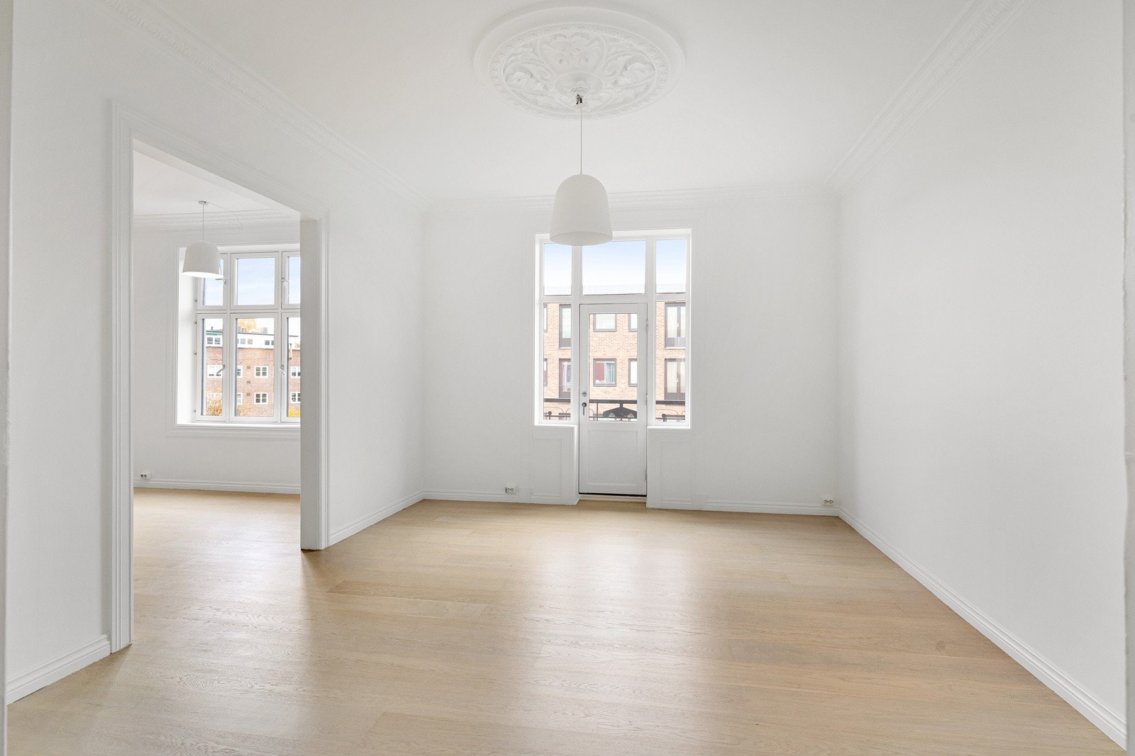 Nymalte overflater og nyslipt gulv. Galleribilde