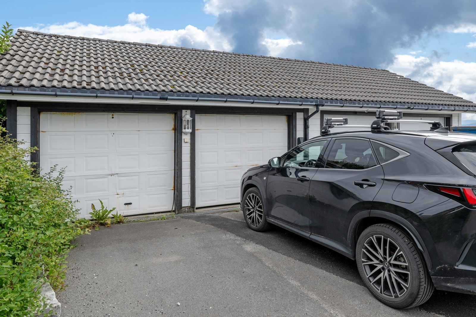 Gode parkeringsforhold i innkjørsel foran huset og i garasje like ved (garasje i rekke fra ca. 1990) Galleribilde