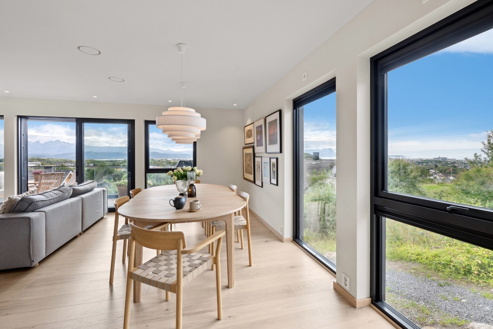 De store vinduene gir deg en spektakulær utsikt over byen, fjorden og de majestetiske fjellene rundt Galleribilde