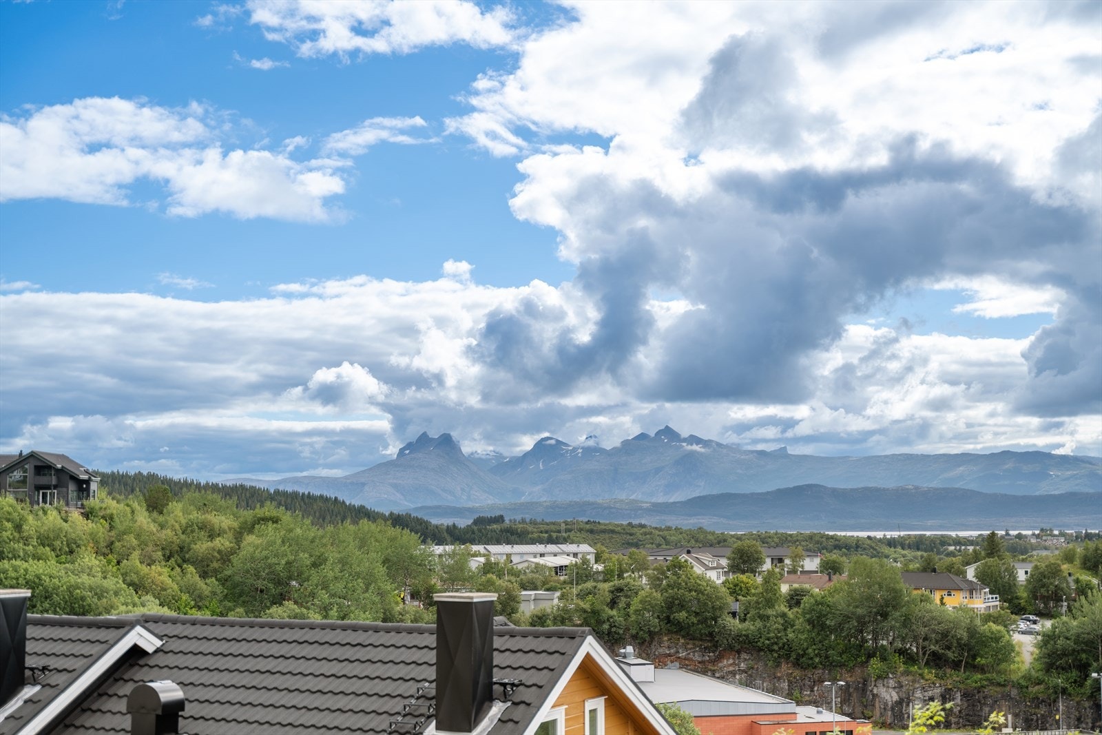 Nydelig utsikt mot sør - Her ser du de majestetiske Børvasstindan i all sin prakt Galleribilde