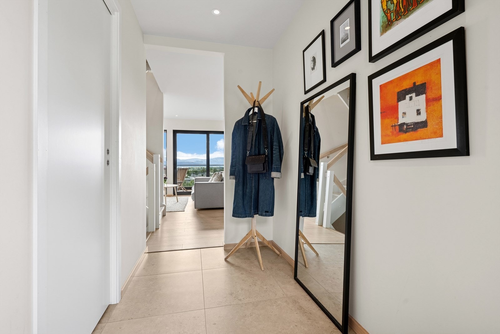 Entreen har en tilknyttet bod som gir det rikelig med lagringsplass for bl.a. yttertøy og videre adkomst til stue/kjøkken Galleribilde