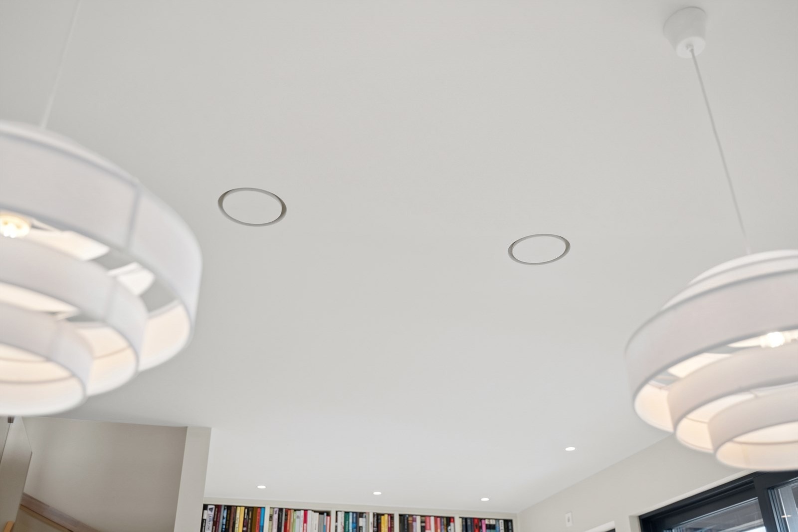 Boligen har selvfølgelig balansert ventilasjon og ventilene er integrert sømløst i himlingen - Over spisestuen er det tilrettelagt for taklamper (medfølger ikke) Galleribilde