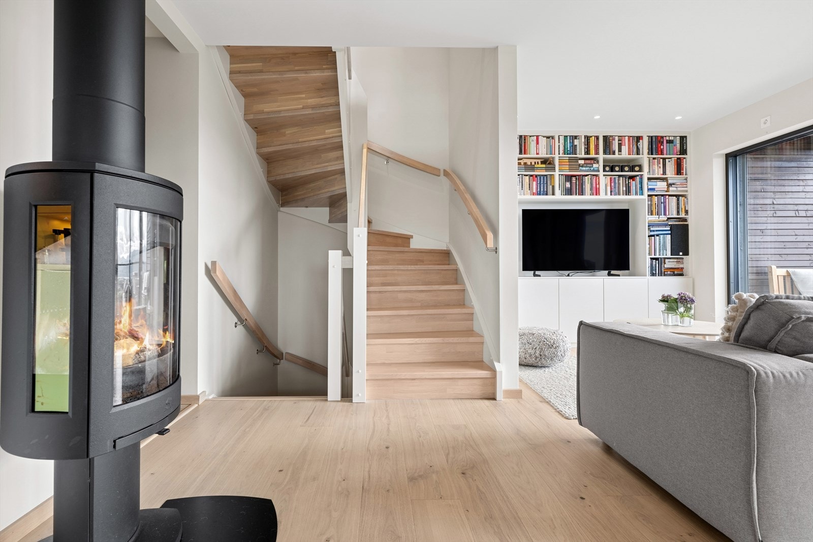 Boligen har en gjennomgående god standard med et pent gulv, slette lysmalte overflater, listefrie overganger og utstrakt bruk av downlights Galleribilde