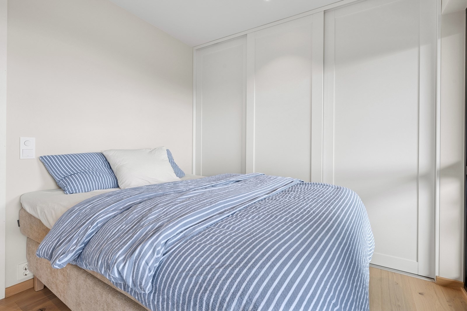 I underetasjen finner du tre soverom, bod under trappa og bad med egen vaskeavdeling Galleribilde