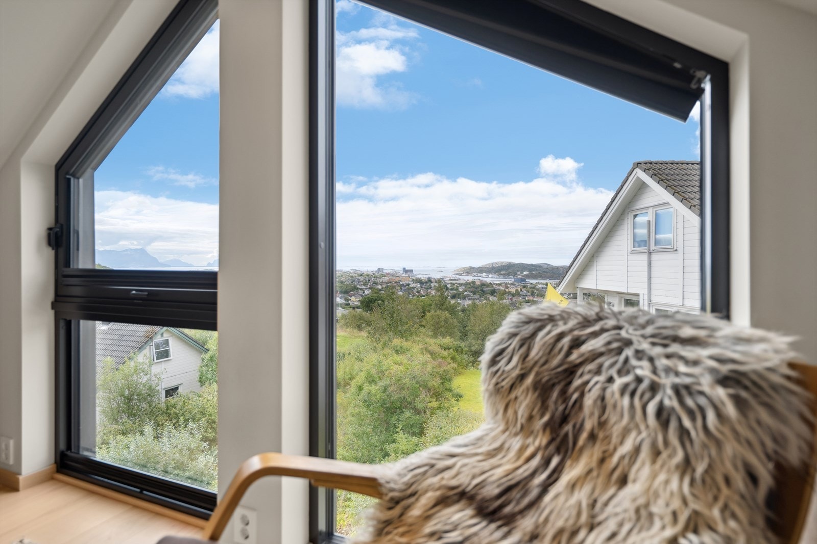 Herfra er det utsikt mot sentrum, Hjartøya og innseilingen til Bodø havn Galleribilde