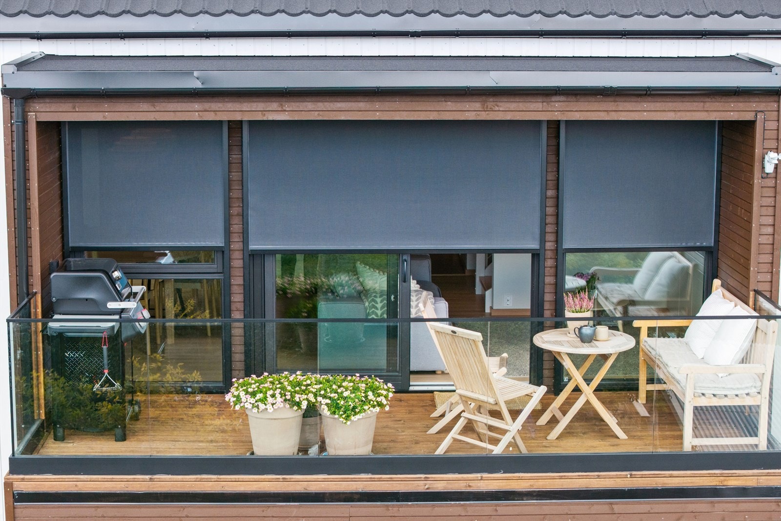 Balkongen utfor stuen har god plass til utemøblement. Utvendige screens. Galleribilde
