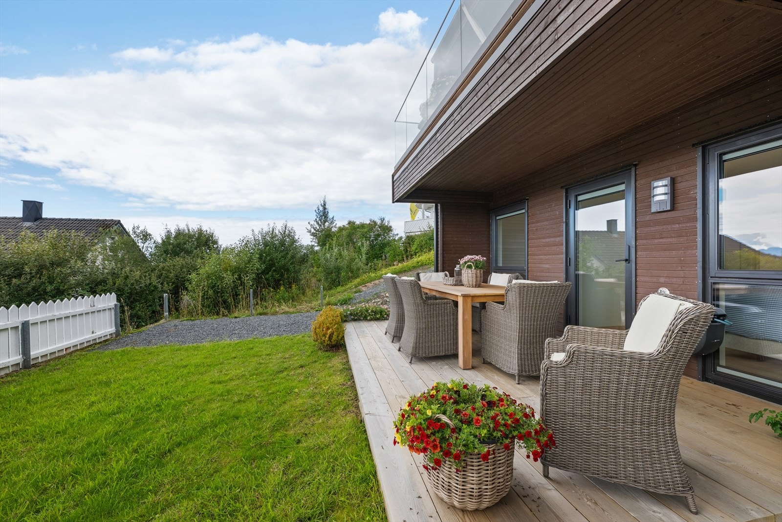 Markterrassen er også delvis overbygget og gir videre enkel adkomst til en fin hageflekk Galleribilde
