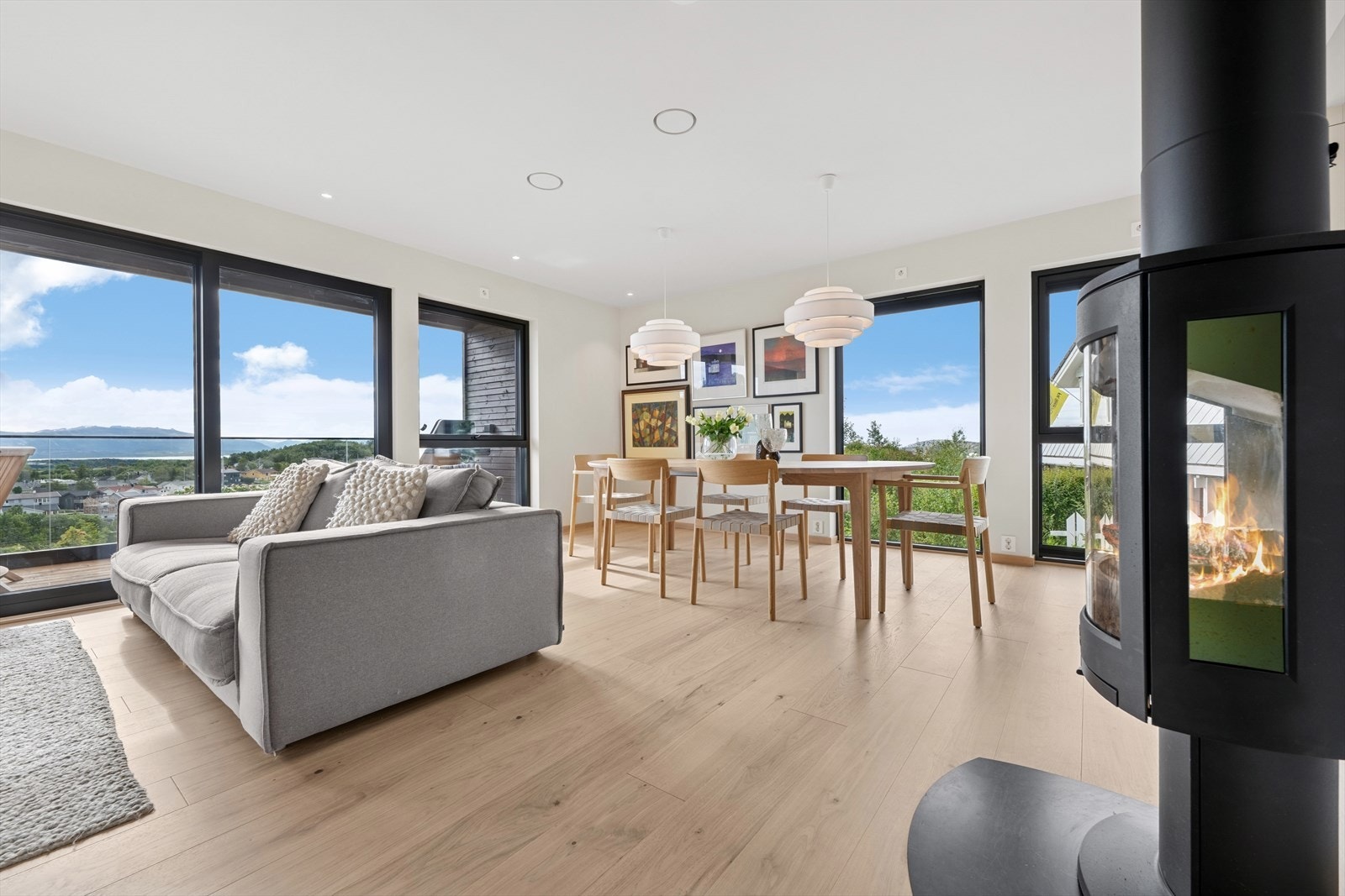 Rommet er møbleringsvennlig utformet med plass til både sofakrok og spisegruppe Galleribilde