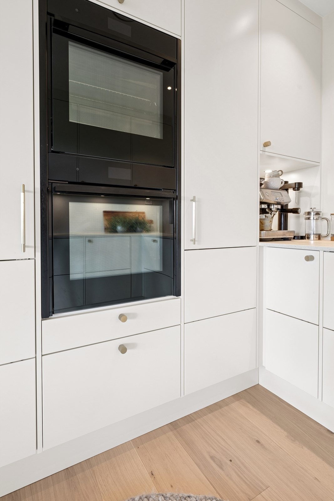 De integrerte hvitevarene medfølger og består av ekstra bred koketopp, to stekeovner, oppvaskmaskin og kjøleskap Galleribilde