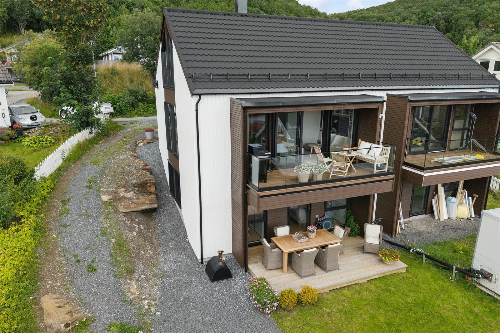 Felles tomt som ligger i sørvendt hellende terreng - Hver seksjon har naturlig bruk av hver sin del av hage/innkjørsel Galleribilde