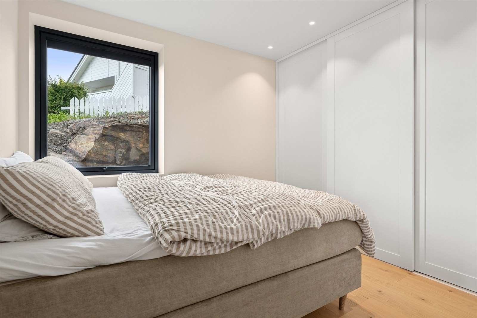 Soverom II - Alle soverommene er utstyrt med skyvedørsgarderober Galleribilde