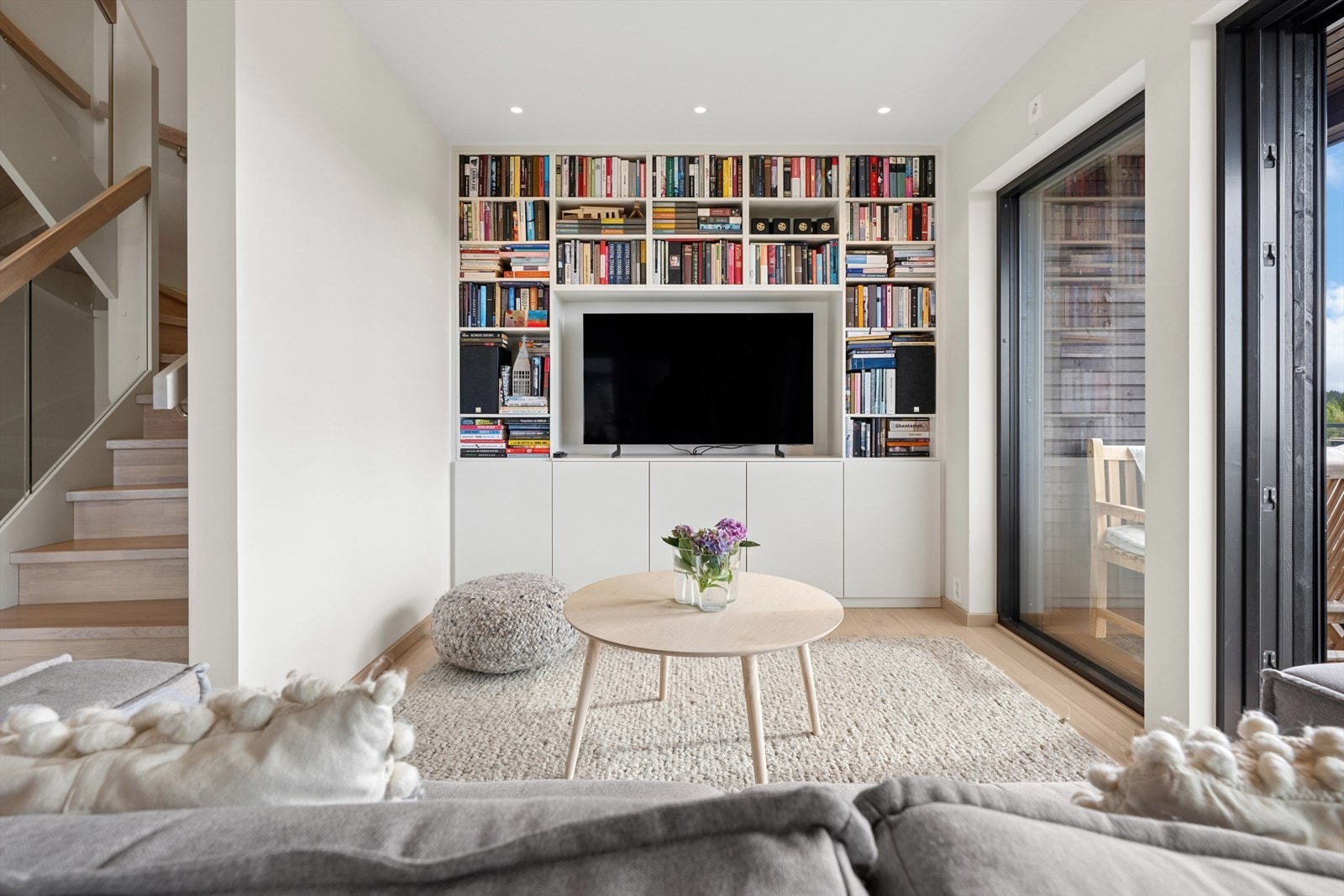 I TV-kroken er det etablert plassbygget hylleseksjon med egnet plass for TV Galleribilde