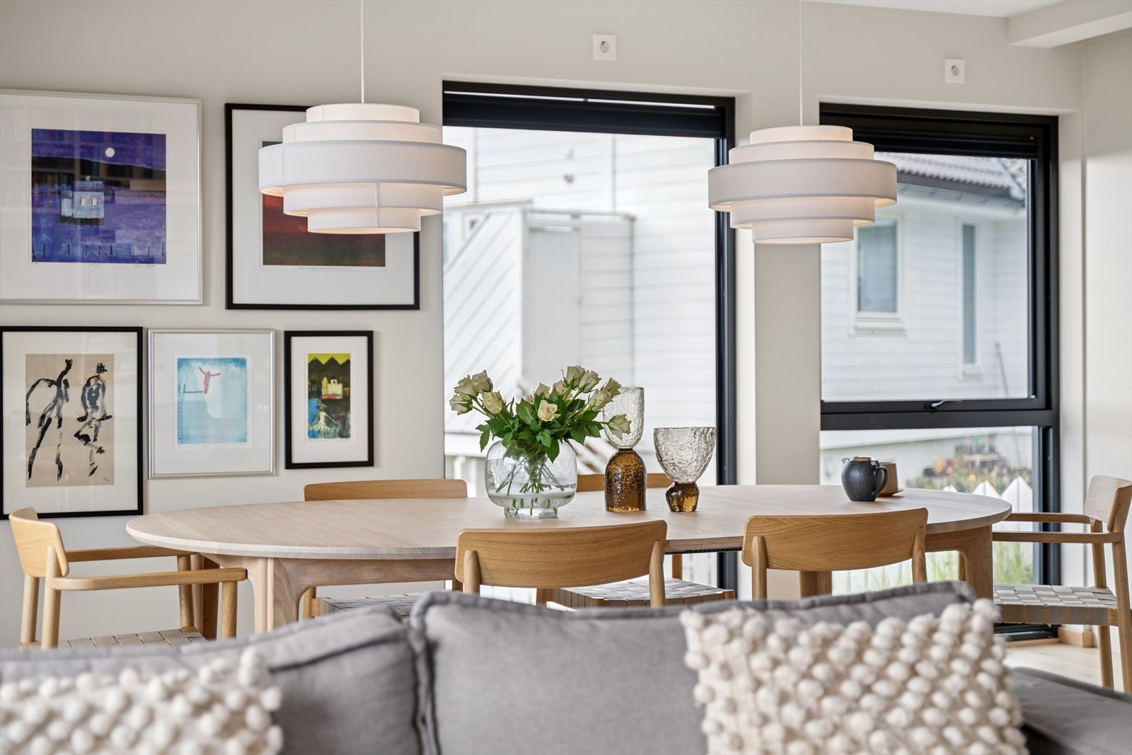 Spisestuen er praktisk plassert like ved kjøkkenet og byr på god plass til langbord Galleribilde