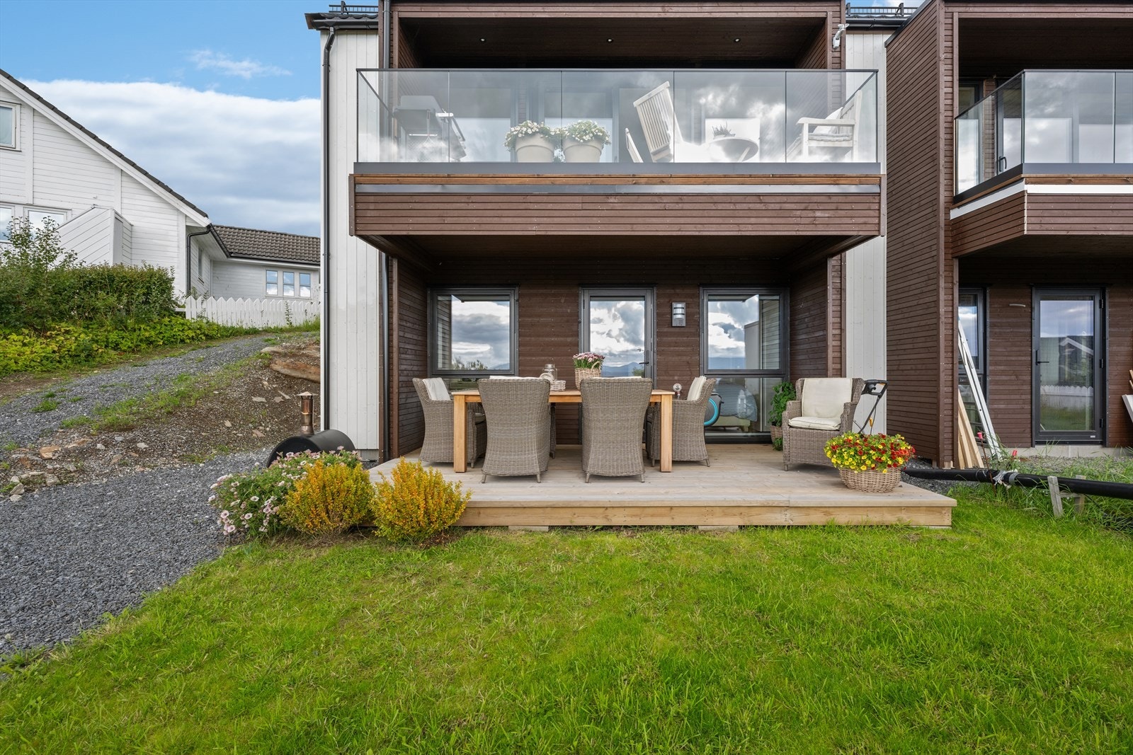 Markterrassen har utgang fra hovedsoverommet, men en kan også nå terrassen ved å gå rundt fra inngangssiden Galleribilde