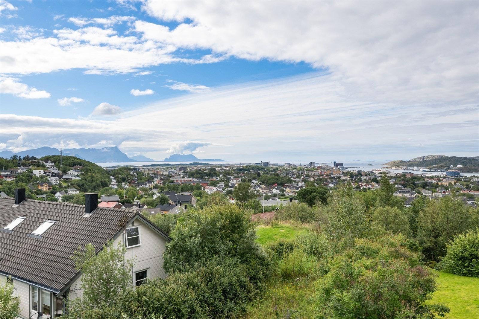 Mot vest er det utsyn over sentrum og og storhavet Galleribilde